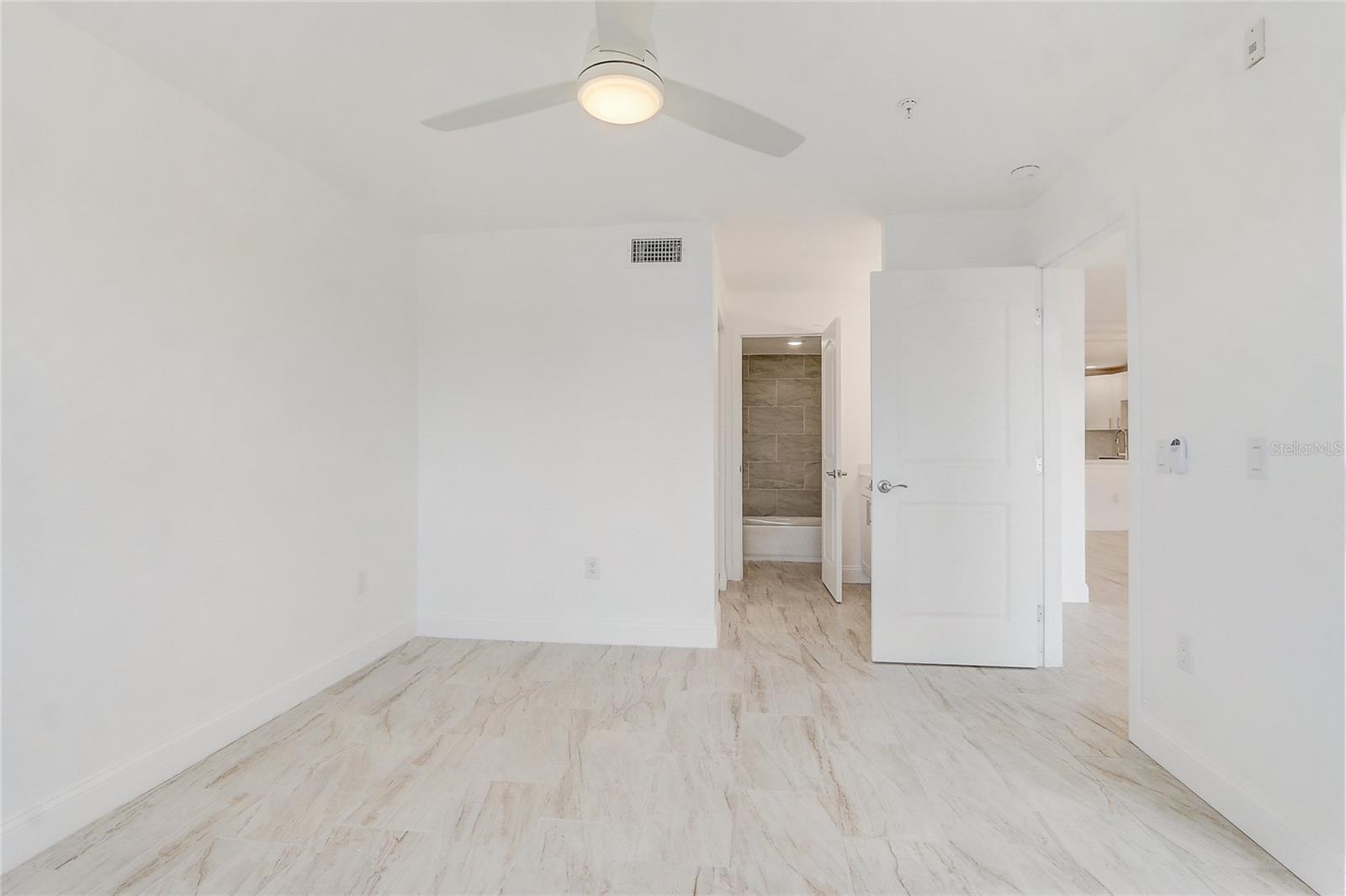 Image 24 of 39 For 13941 Fairway Island Drive 723