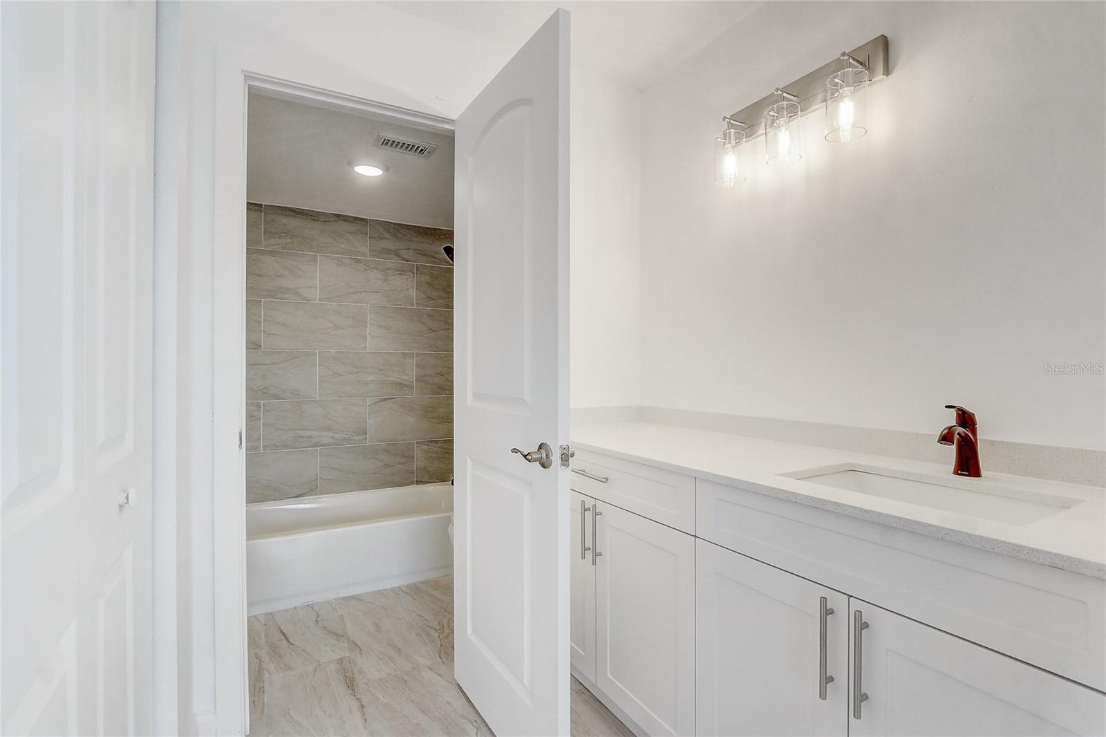 Image 26 of 39 For 13941 Fairway Island Drive 723