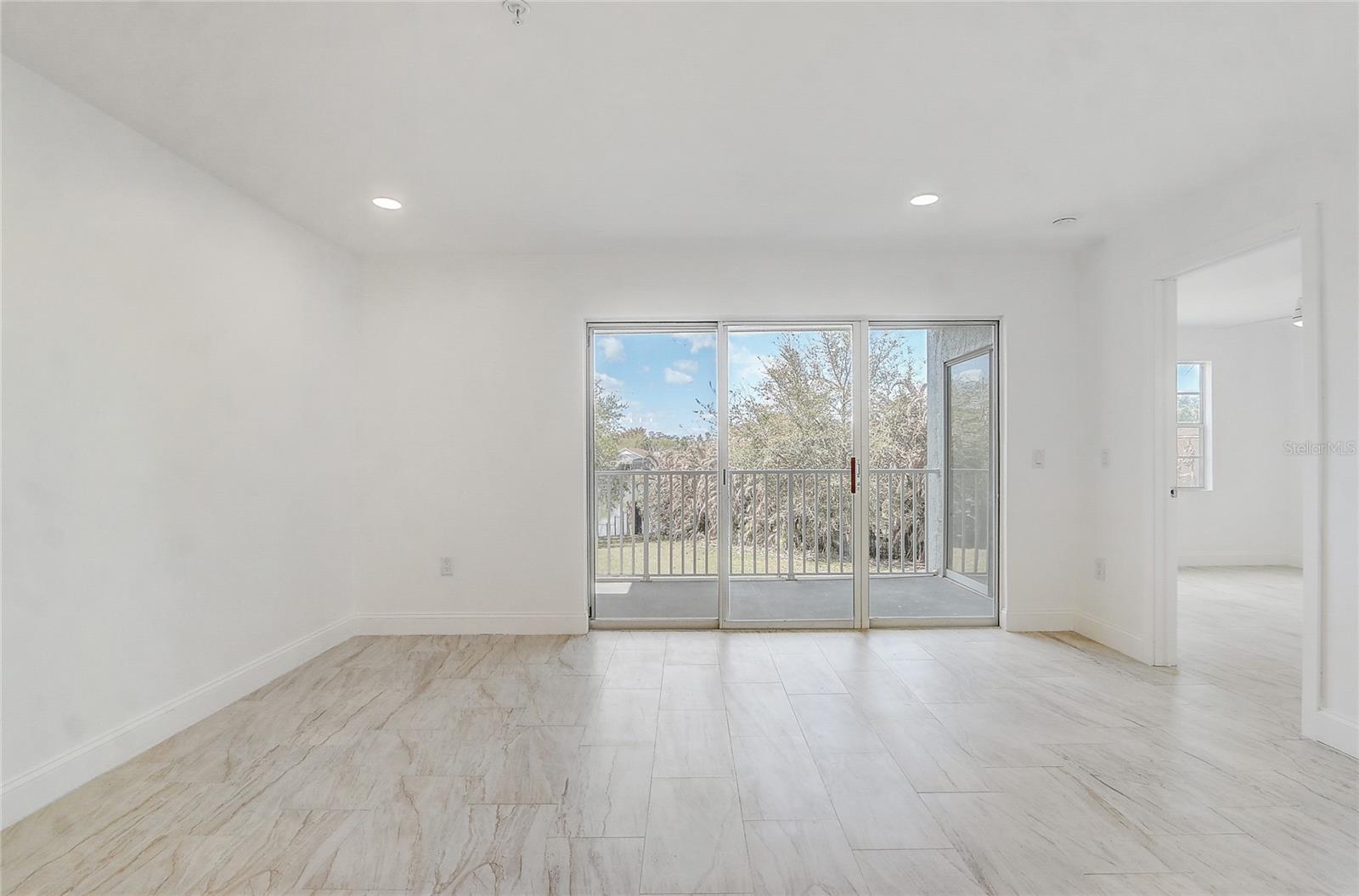 Image 7 of 39 For 13941 Fairway Island Drive 723