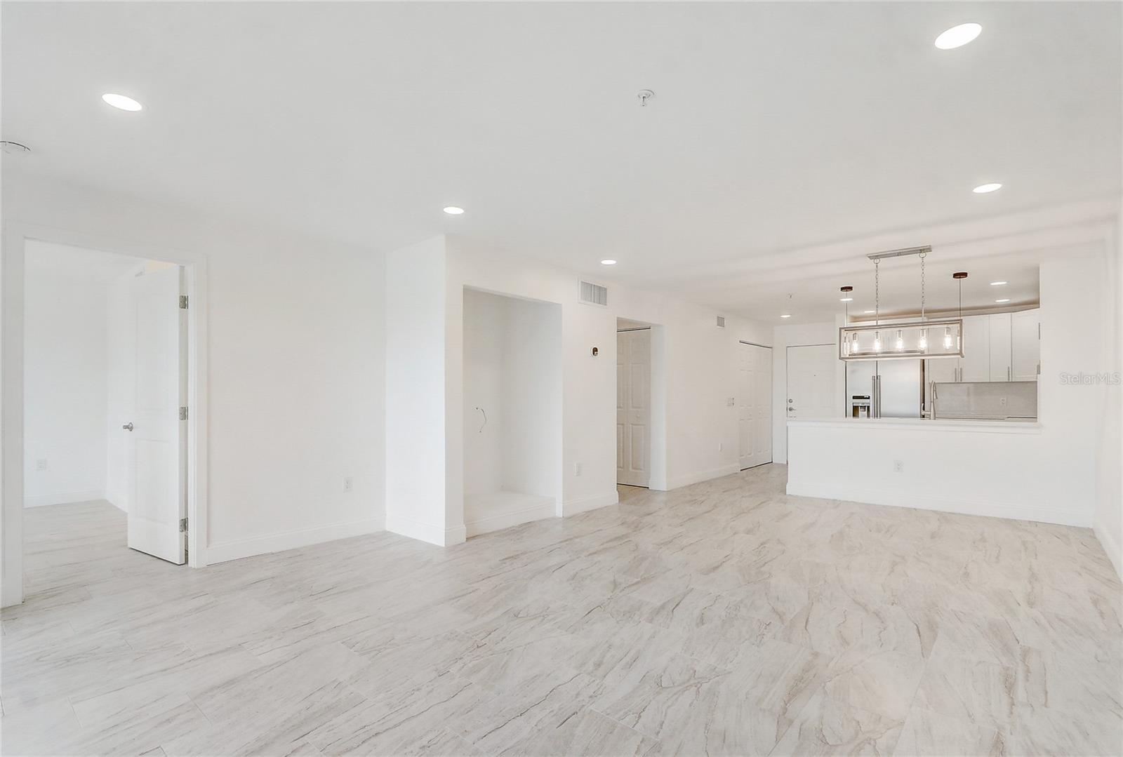 Image 8 of 39 For 13941 Fairway Island Drive 723