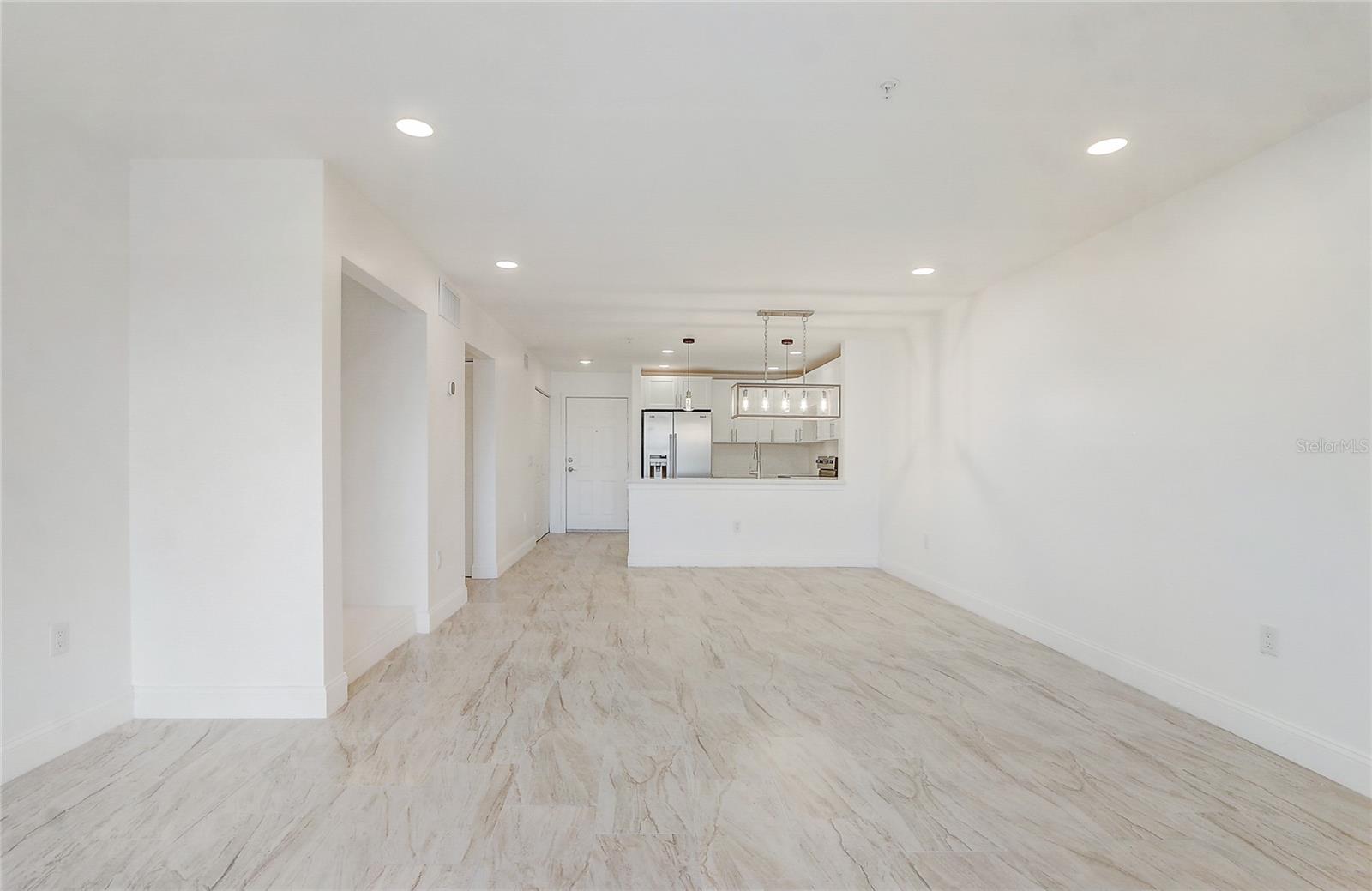 Image 9 of 39 For 13941 Fairway Island Drive 723