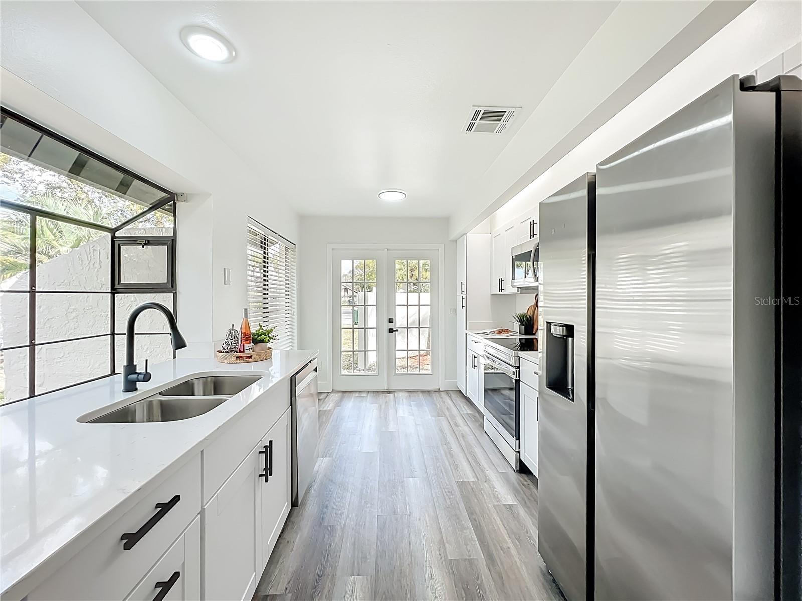 Image 16 of 88 For 700 Lakeside Place