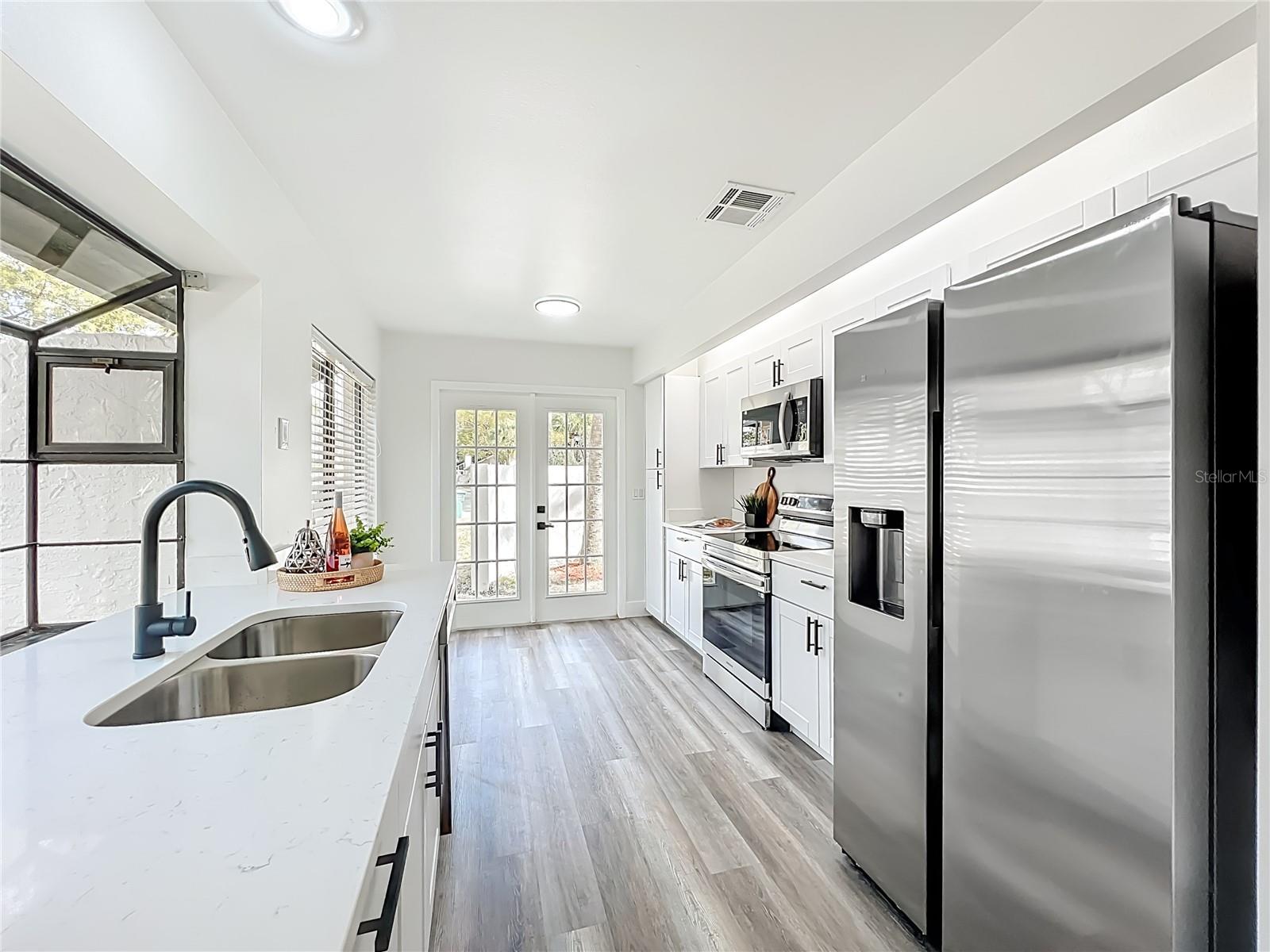 Image 17 of 88 For 700 Lakeside Place