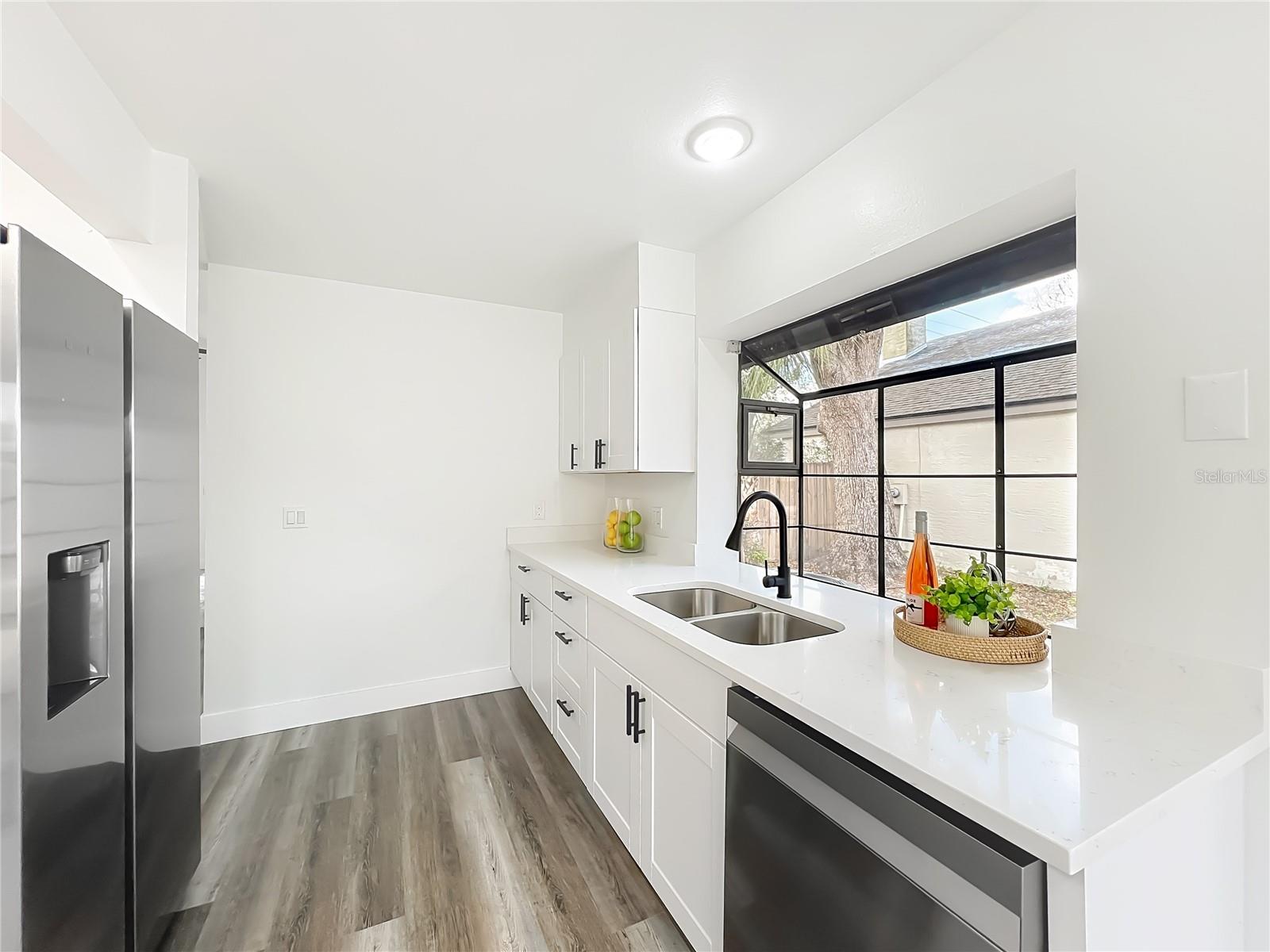 Image 19 of 88 For 700 Lakeside Place