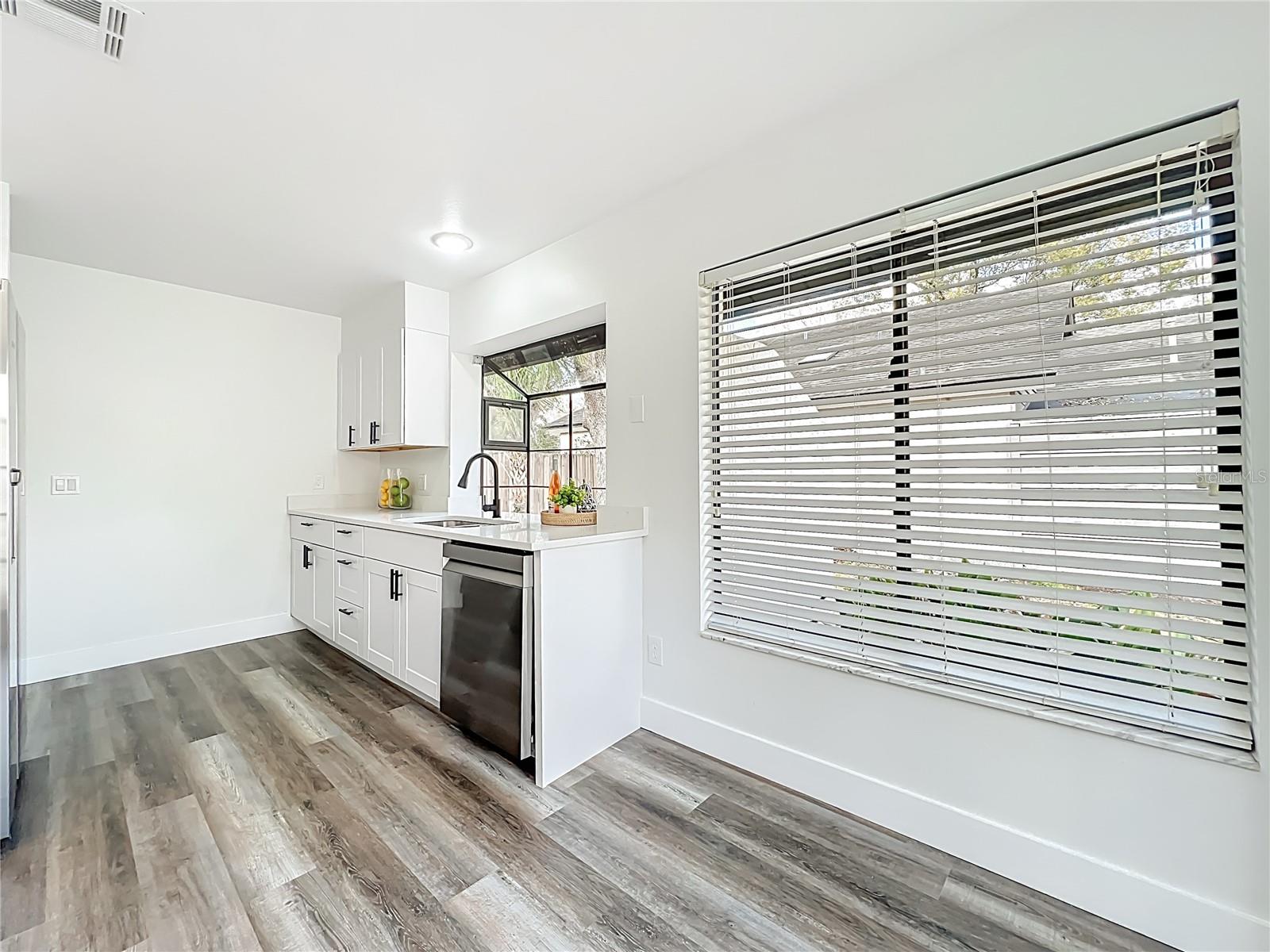 Image 20 of 88 For 700 Lakeside Place