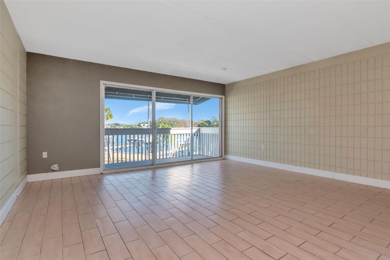 Image 11 of 33 For 2424 Tampa Bay Boulevard 204