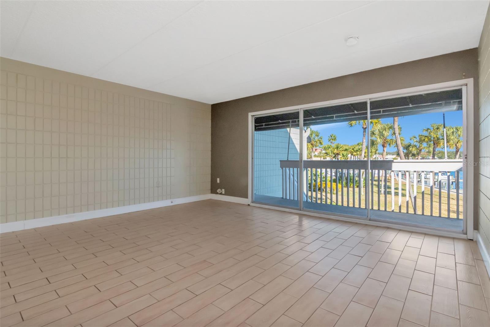 Image 12 of 33 For 2424 Tampa Bay Boulevard 204