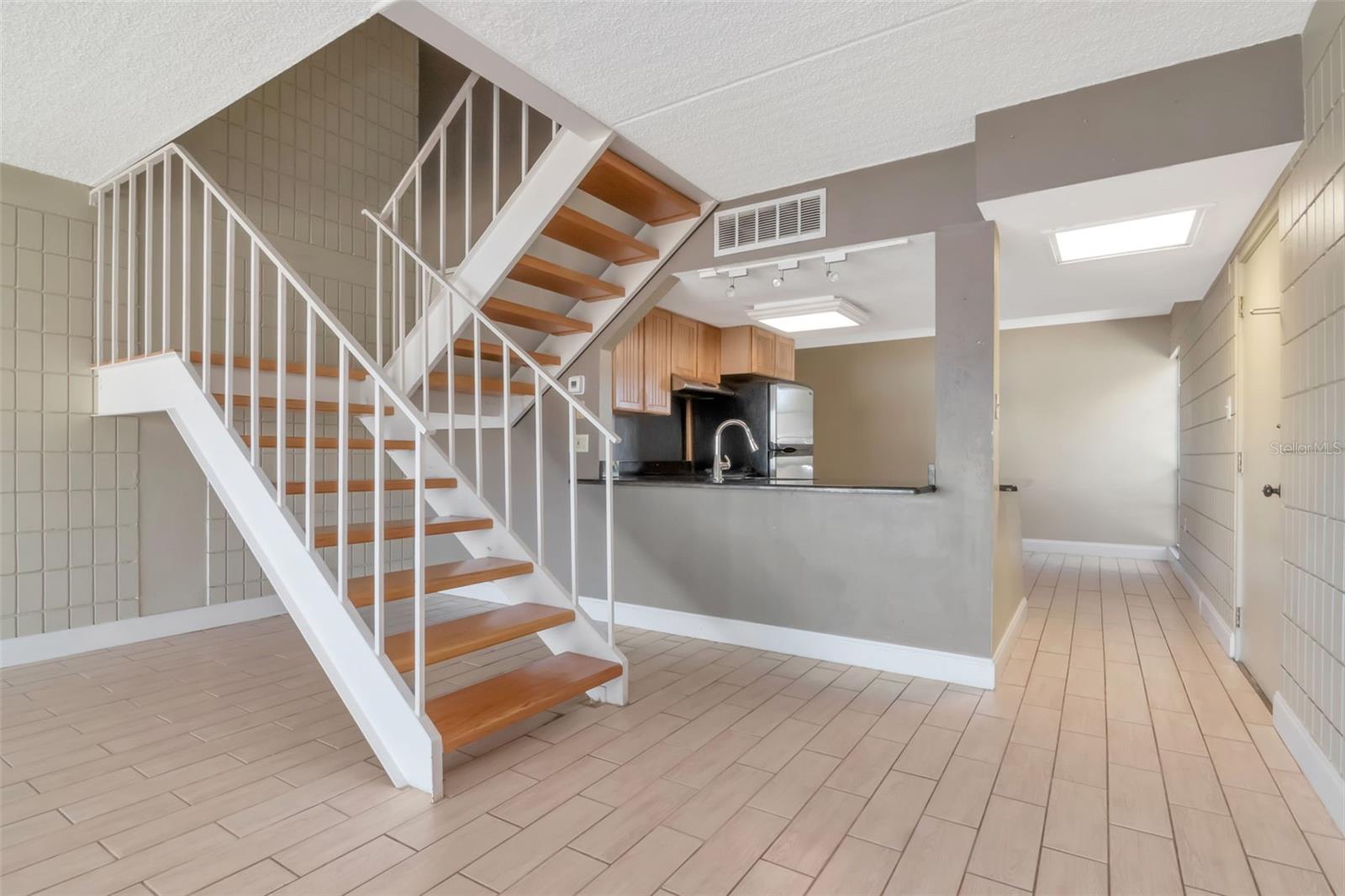 Image 15 of 33 For 2424 Tampa Bay Boulevard 204