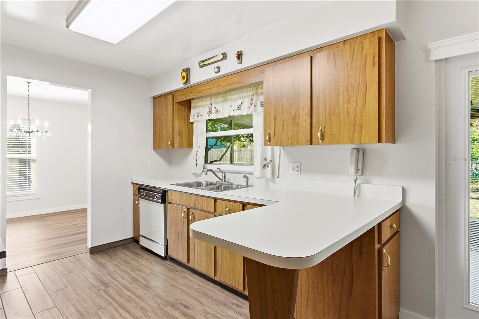 Image 10 of 51 For 127 Mark David Boulevard