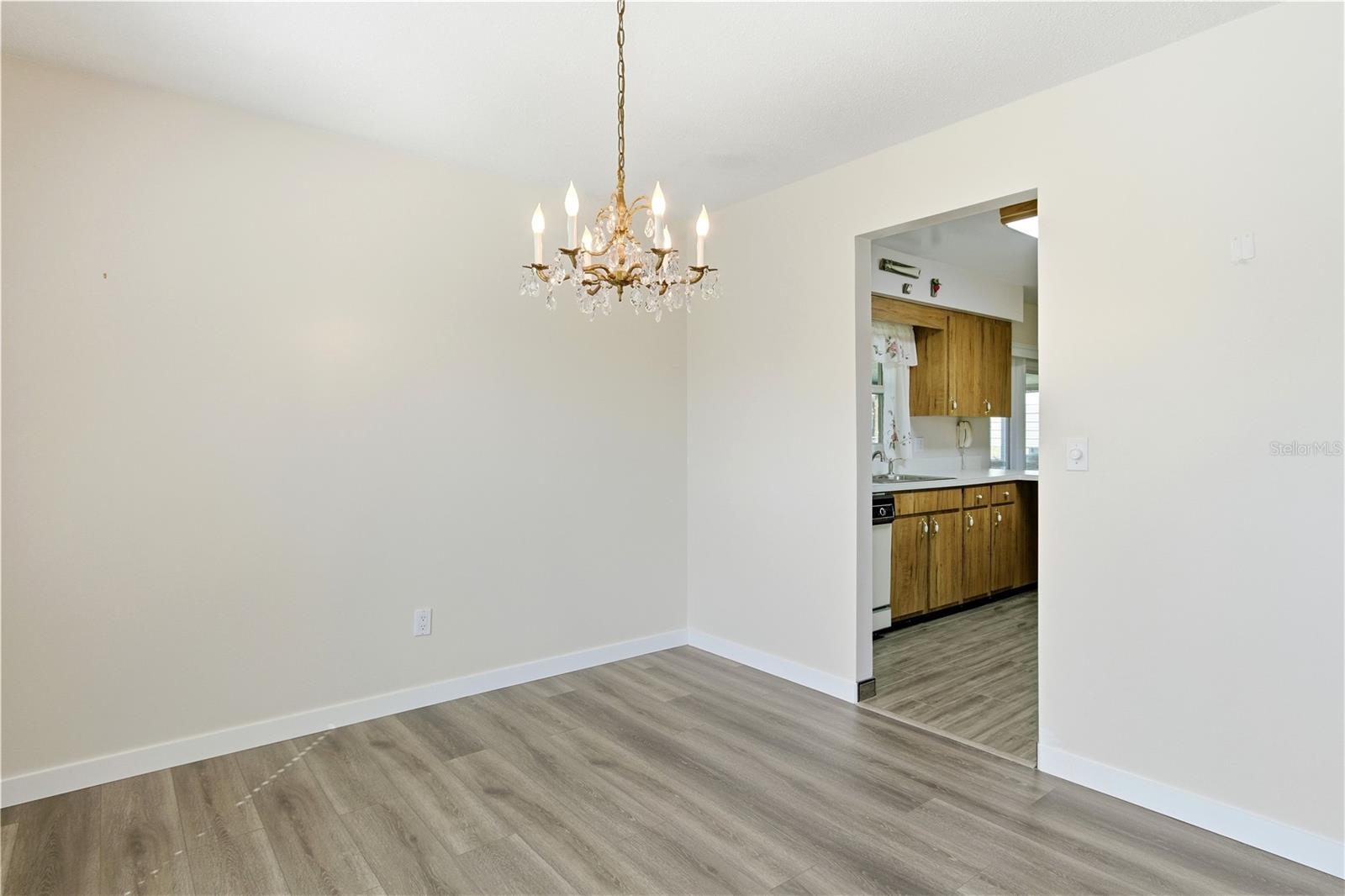 Image 14 of 51 For 127 Mark David Boulevard