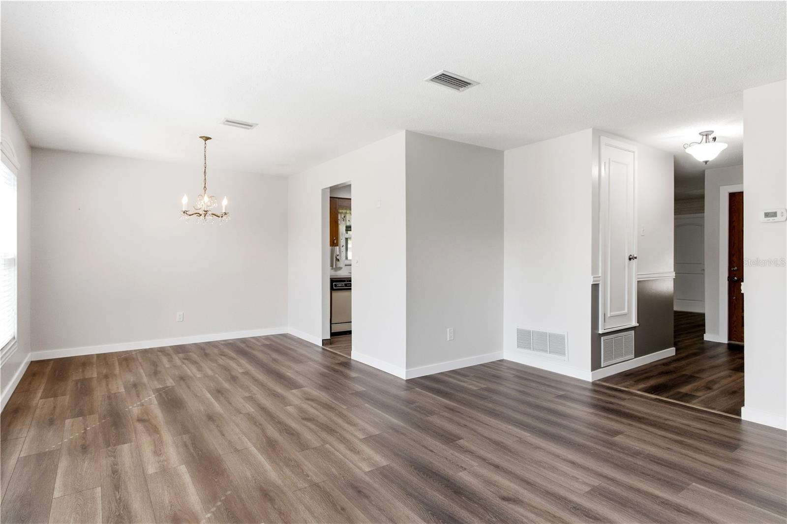 Image 15 of 51 For 127 Mark David Boulevard