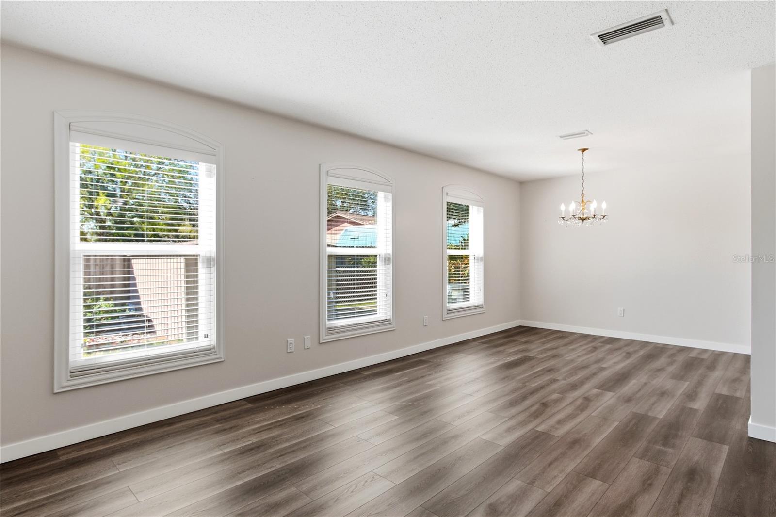 Image 17 of 51 For 127 Mark David Boulevard