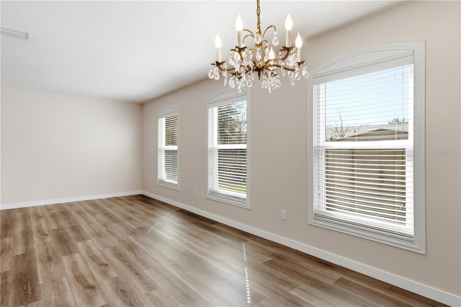 Image 18 of 51 For 127 Mark David Boulevard