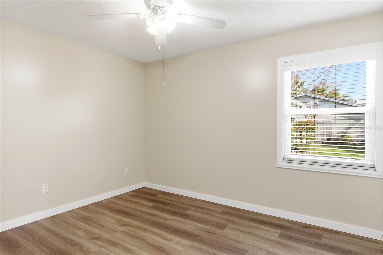 Image 23 of 51 For 127 Mark David Boulevard