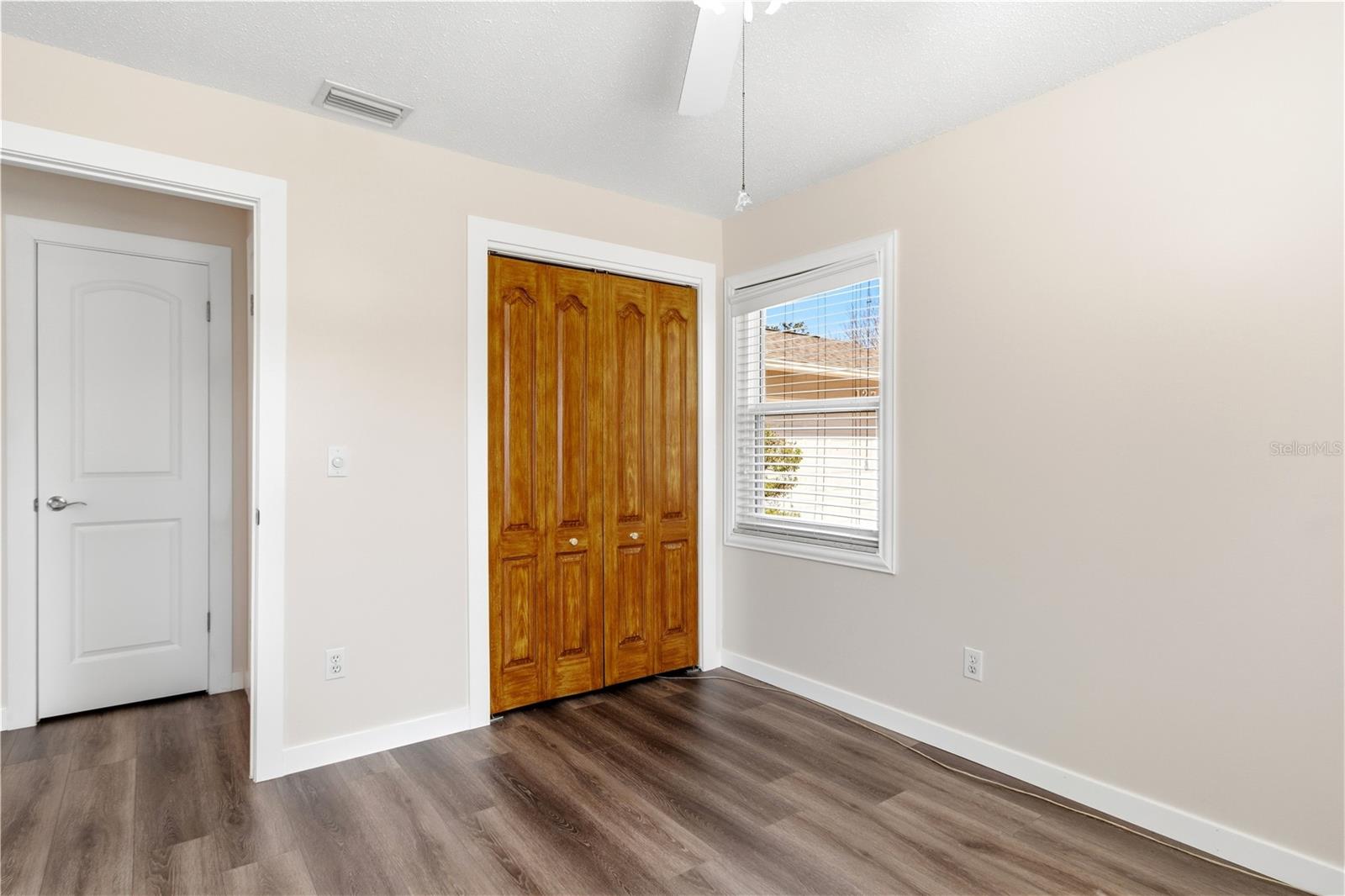 Image 26 of 51 For 127 Mark David Boulevard