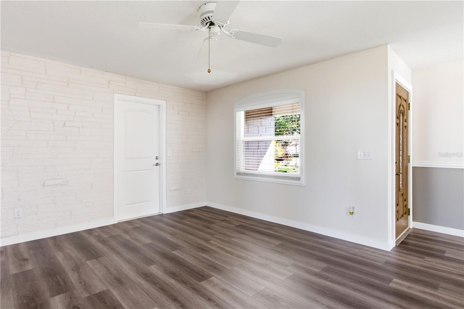 Image 6 of 51 For 127 Mark David Boulevard