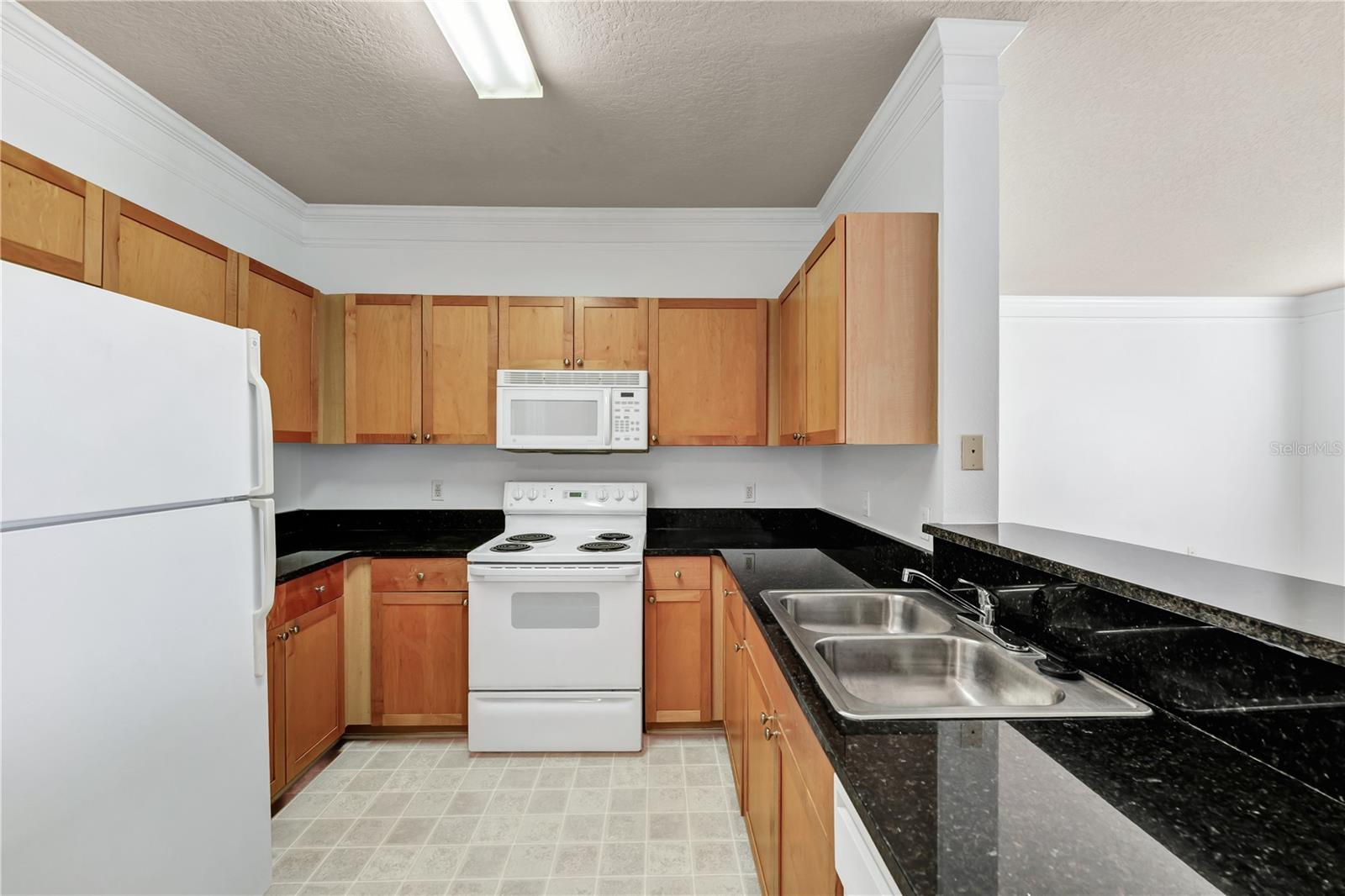 Image 5 of 32 For 19935 Villa View Circle 306