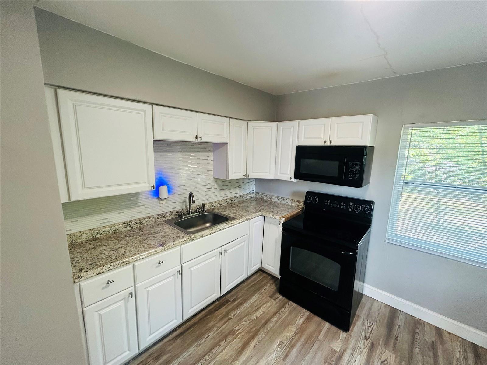 Listing photo id 0 for 1544 Ella Street