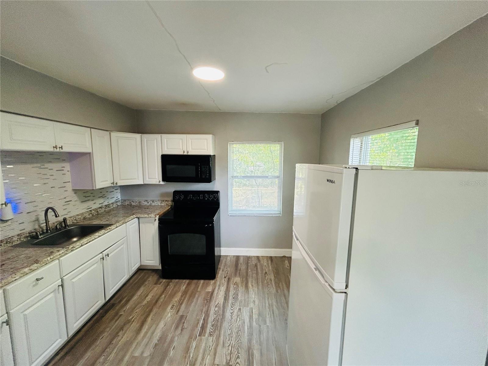 Listing photo id 1 for 1544 Ella Street