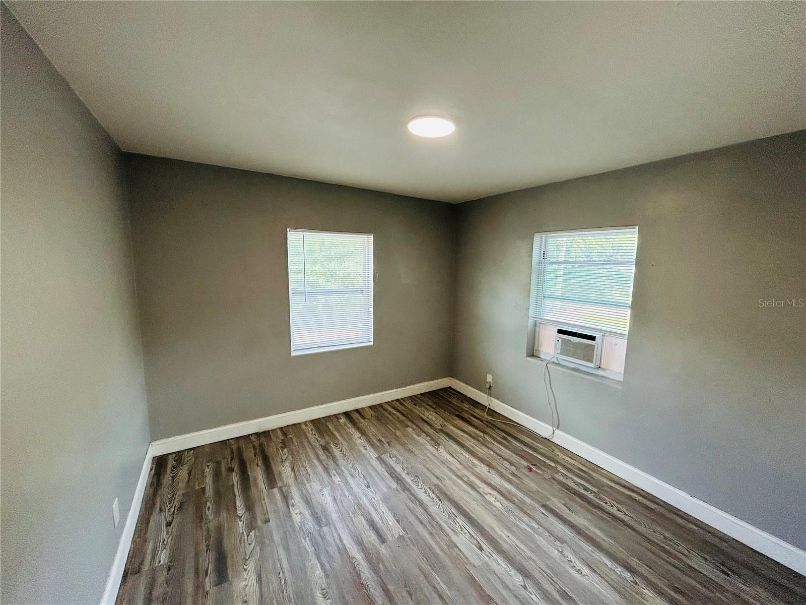 Listing photo id 3 for 1544 Ella Street