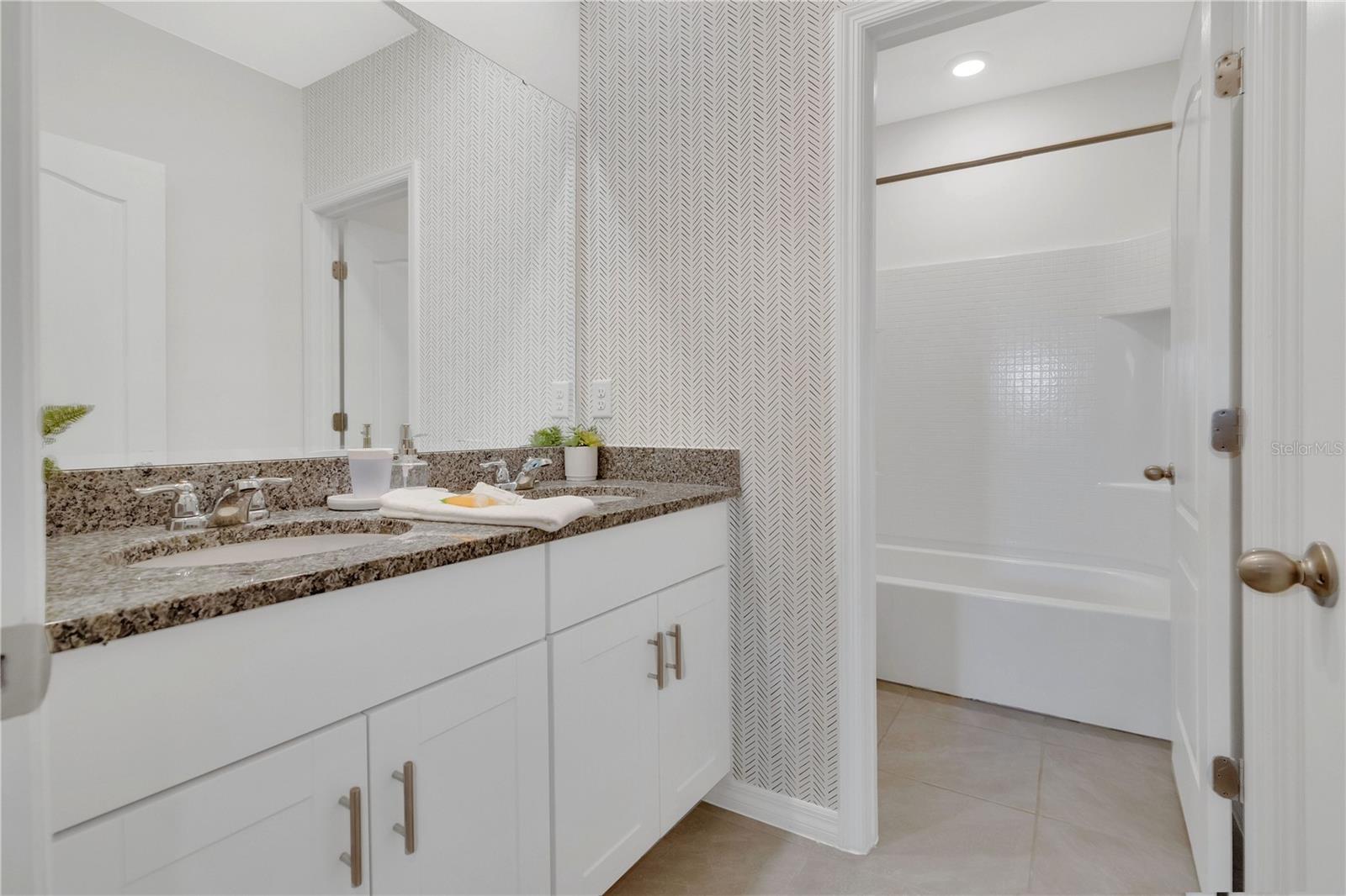 Image 18 of 54 For 7699 Oakmoss Loop