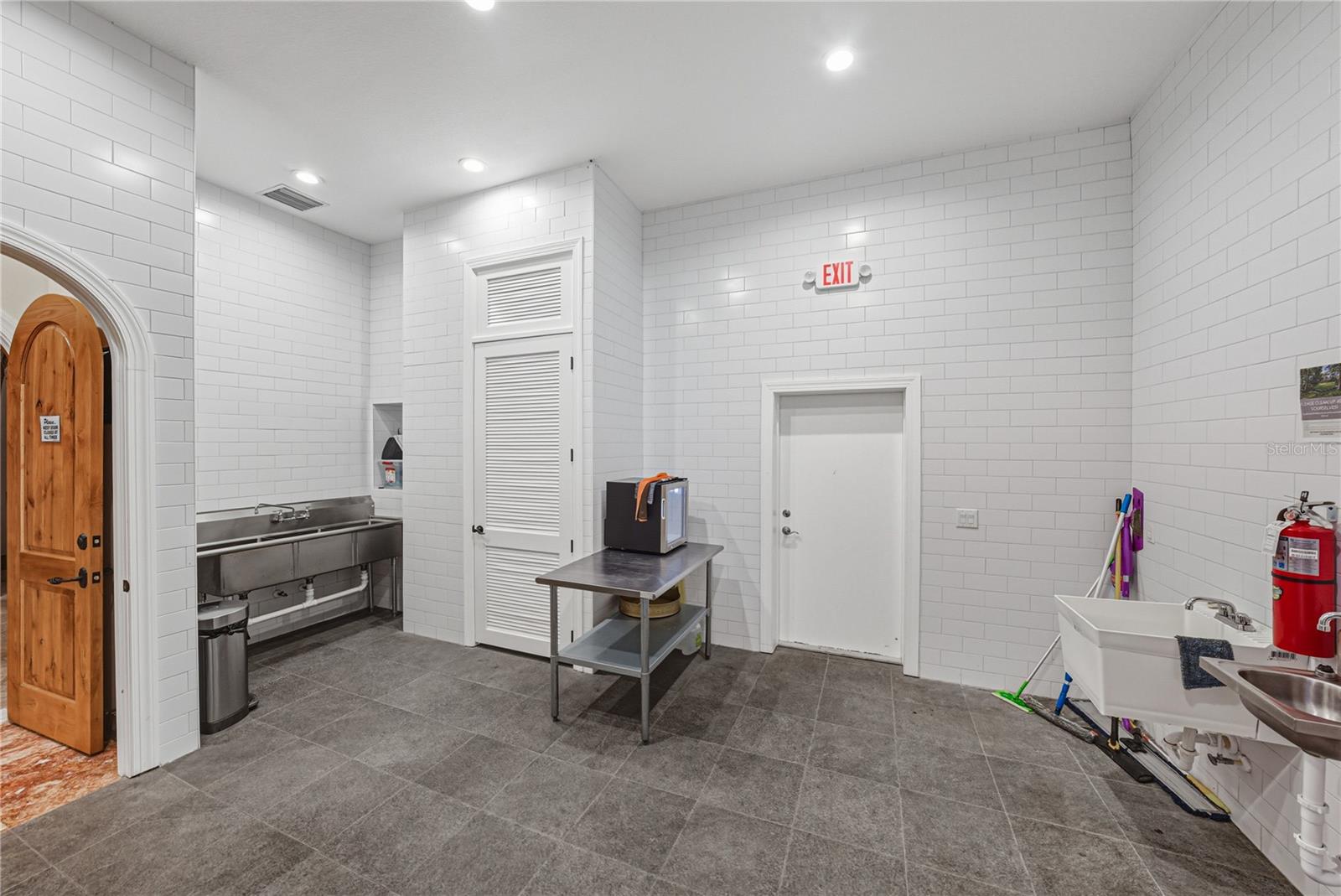 Listing photo id 84 for 3505 Gallagher Road