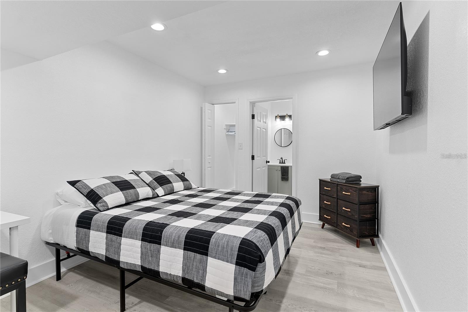 Image 24 of 54 For 412 Harwood Street