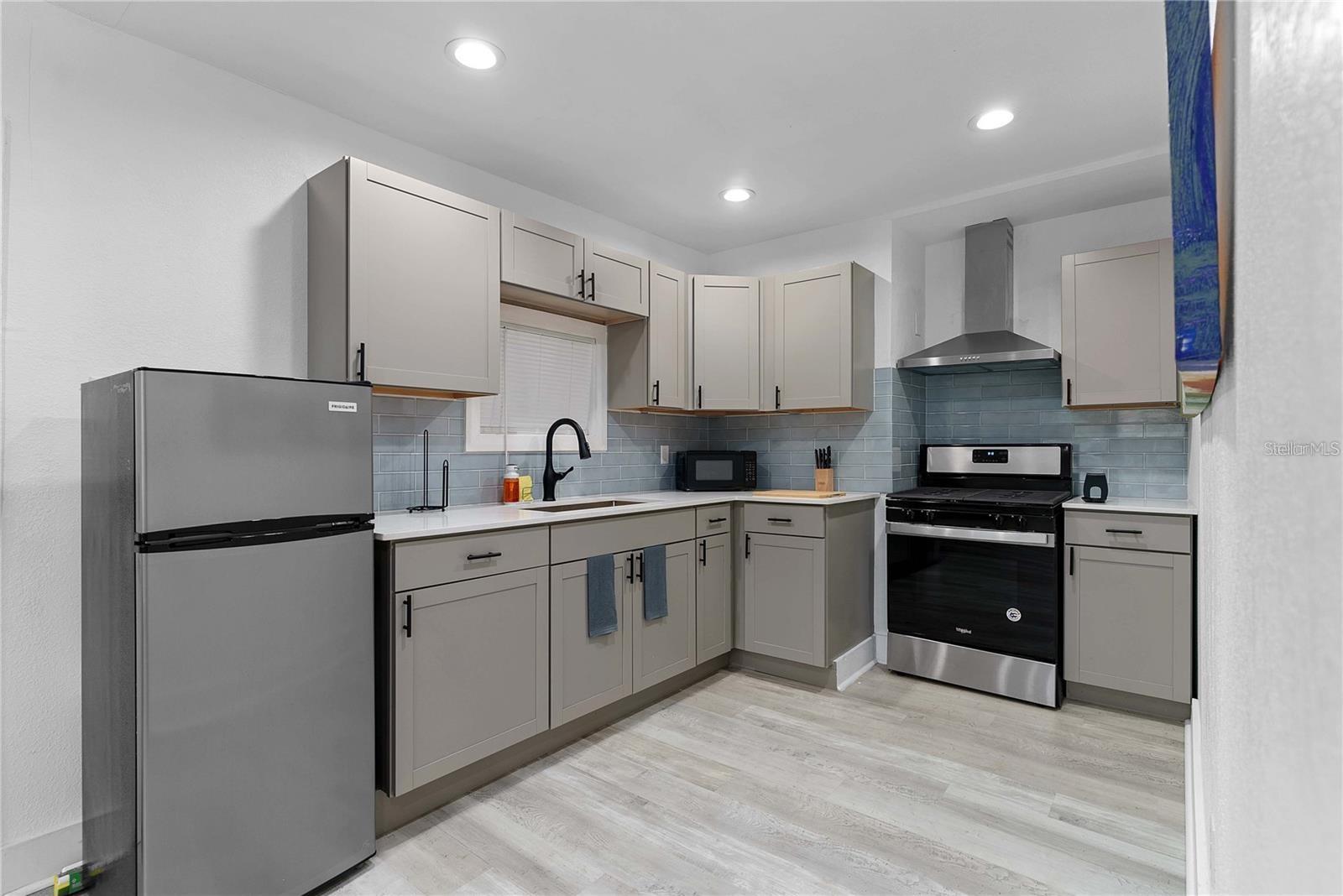 Image 34 of 54 For 412 Harwood Street