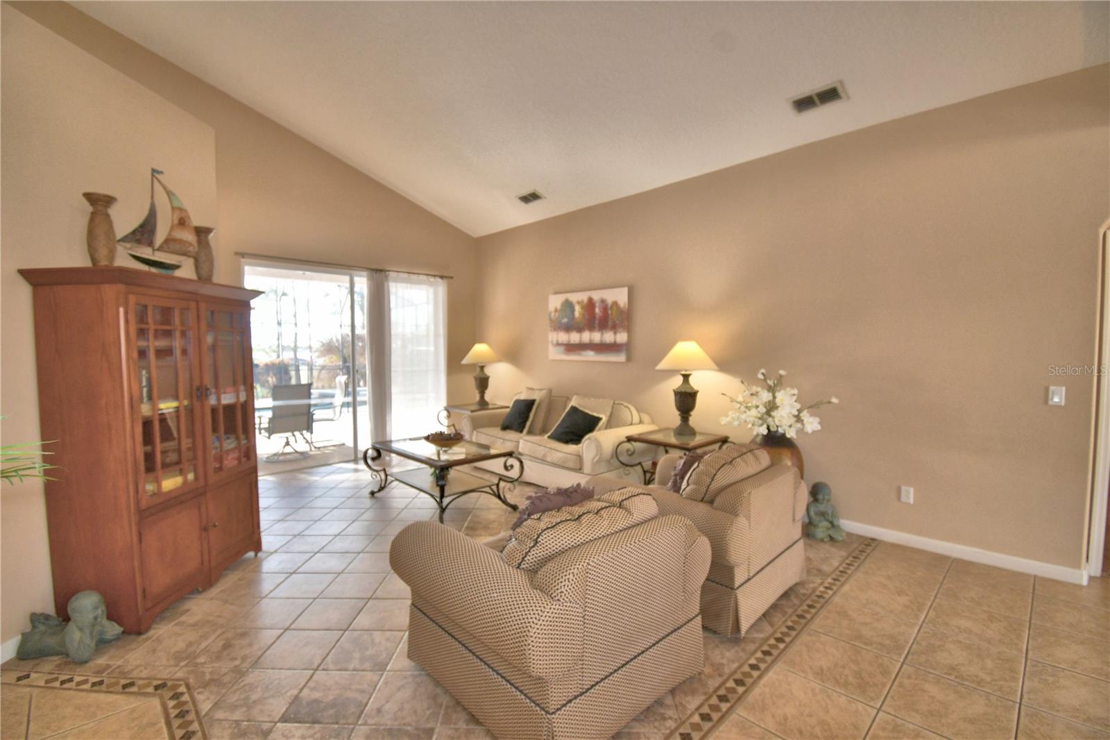 Listing photo id 9 for 609 Hampton Drive