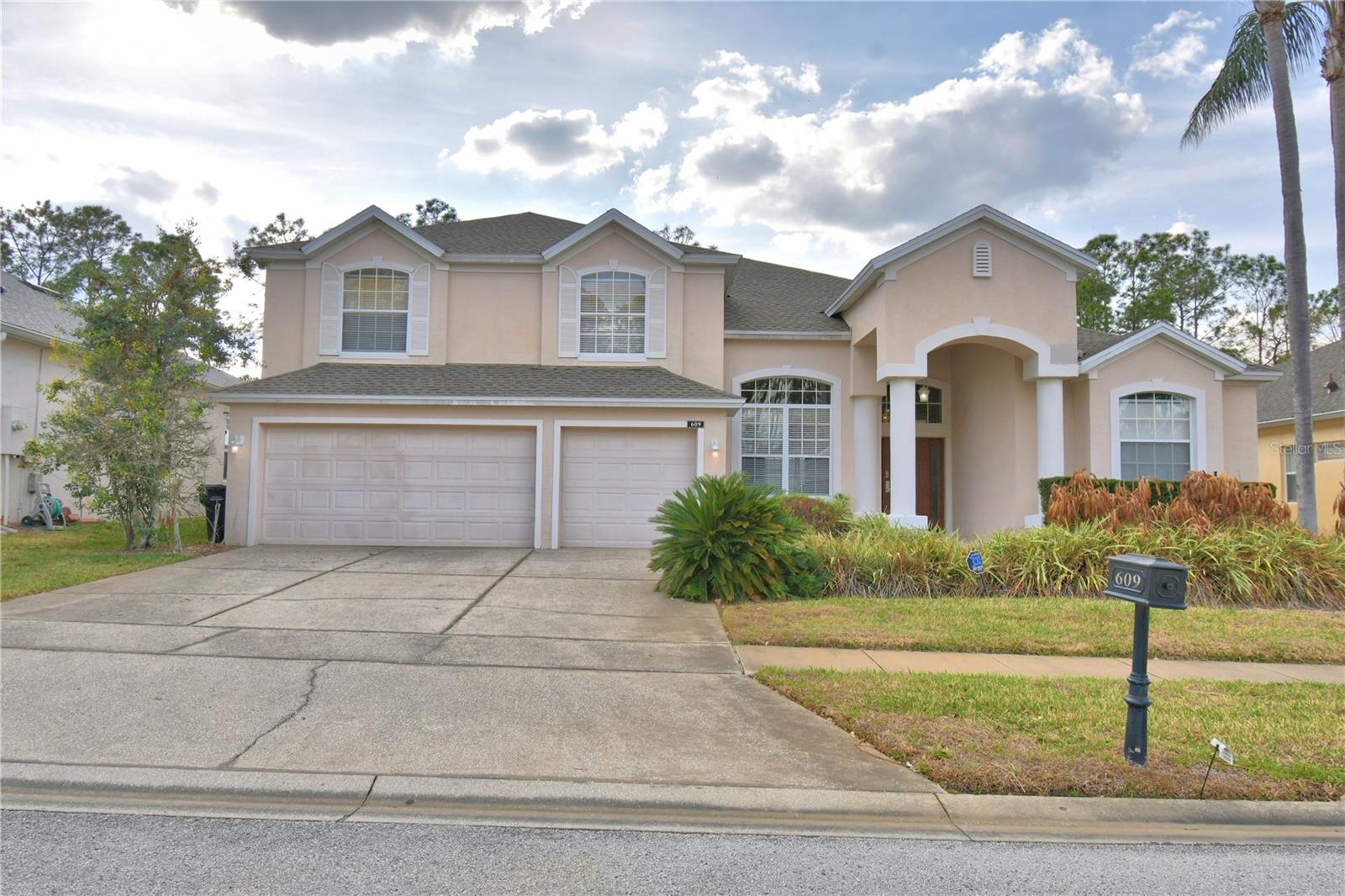 Listing photo id 0 for 609 Hampton Drive