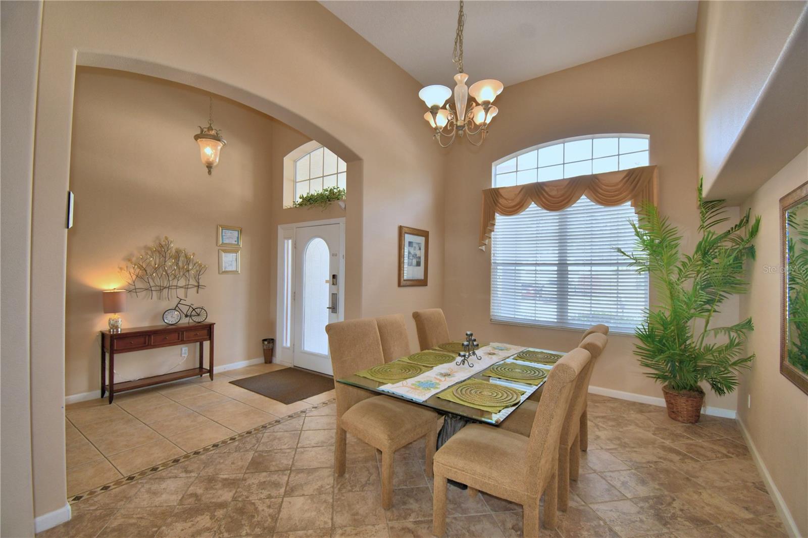 Listing photo id 6 for 609 Hampton Drive