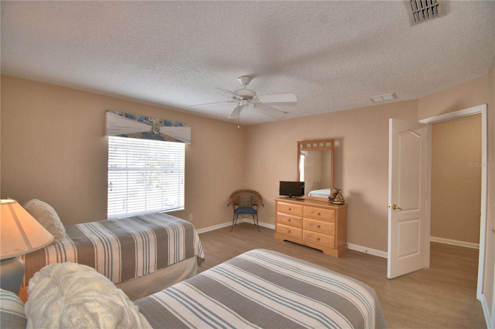 Listing photo id 81 for 609 Hampton Drive