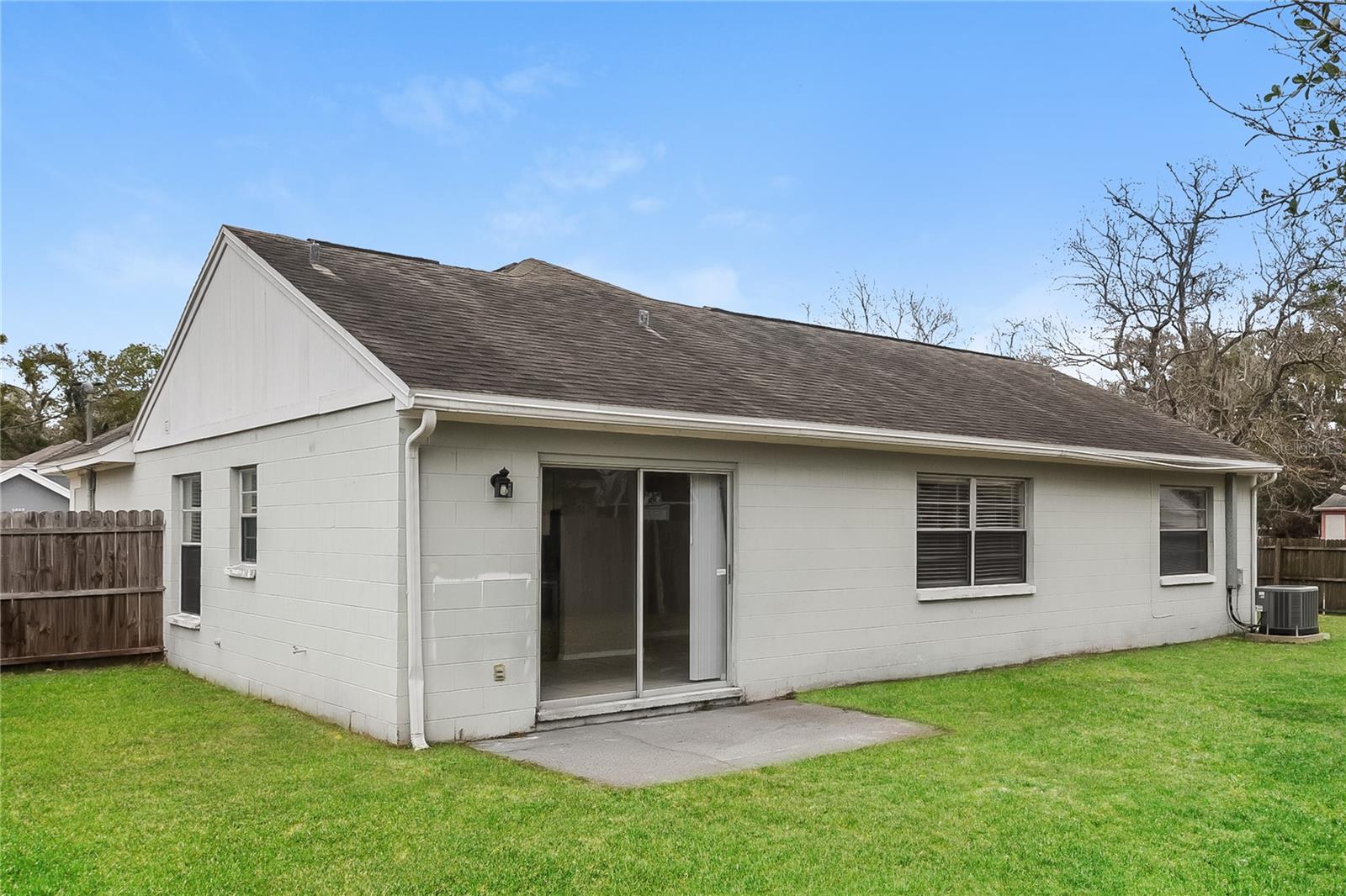 Listing photo id 12 for 2210 Merrin Street