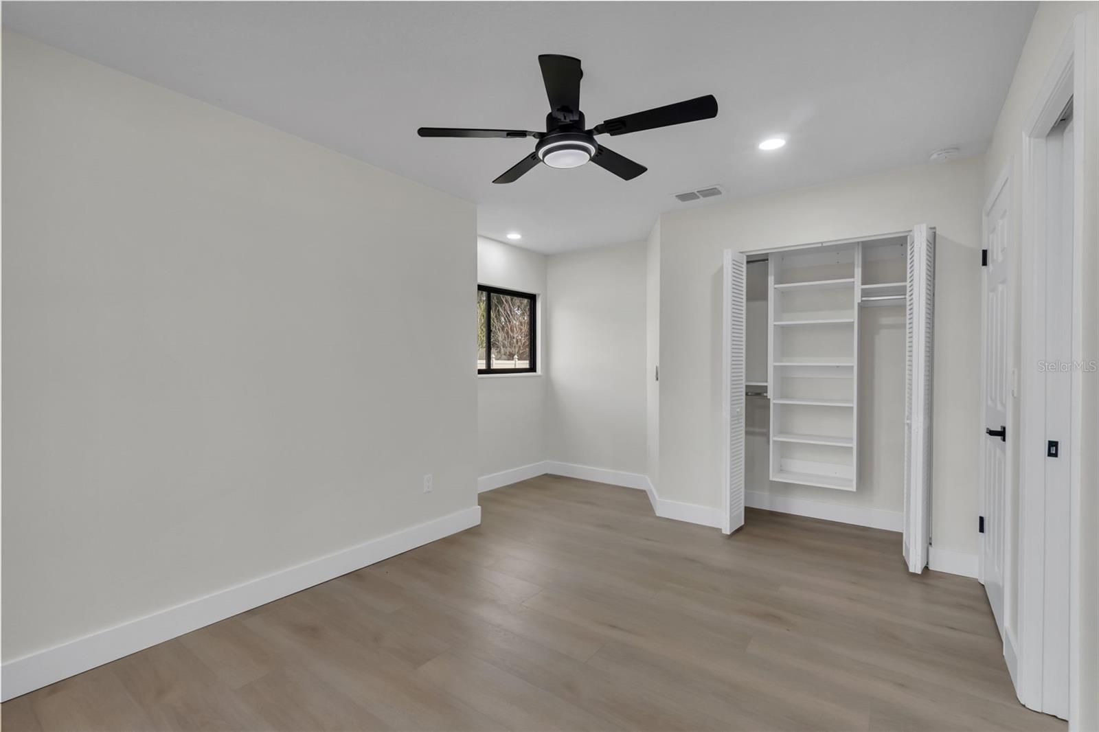 Listing photo id 8 for 1870 King Edward Drive