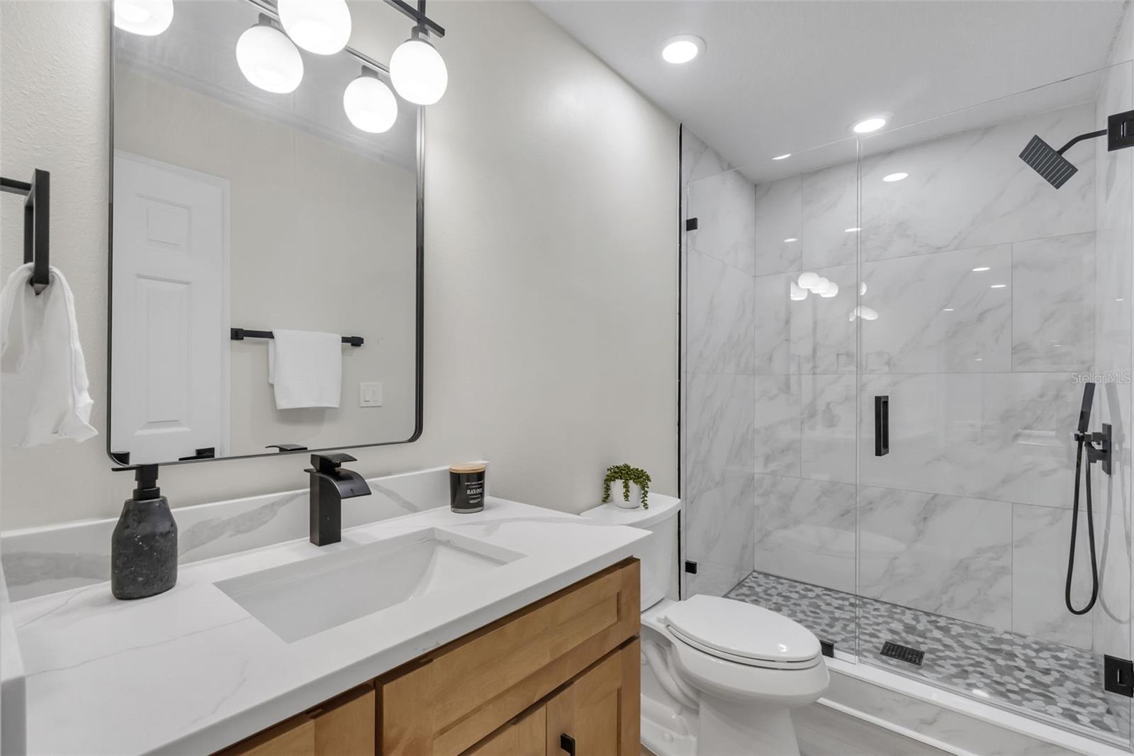 Listing photo id 9 for 1870 King Edward Drive