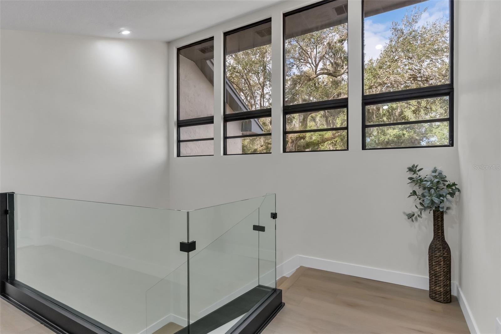 Listing photo id 10 for 1870 King Edward Drive