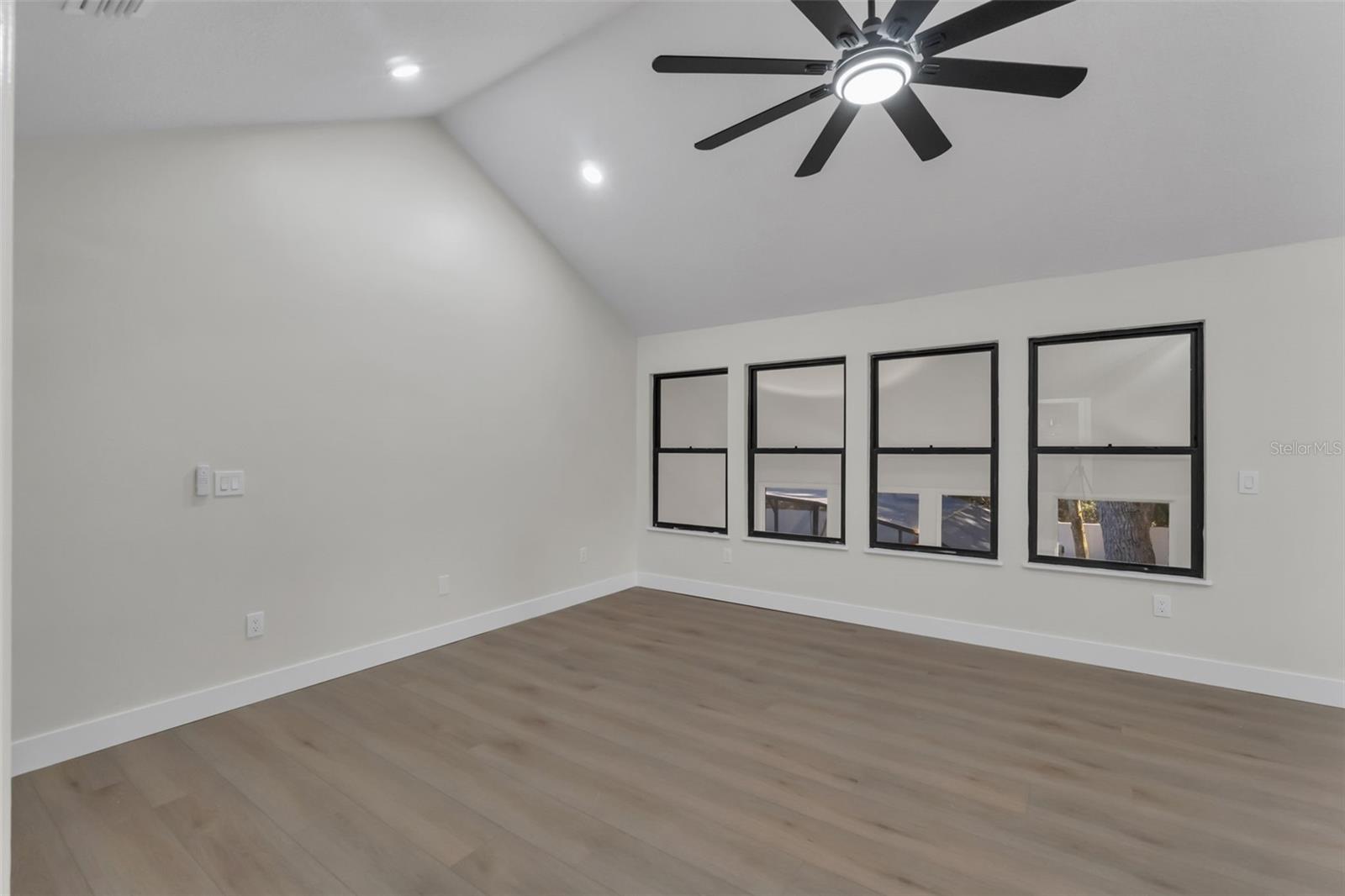 Listing photo id 11 for 1870 King Edward Drive