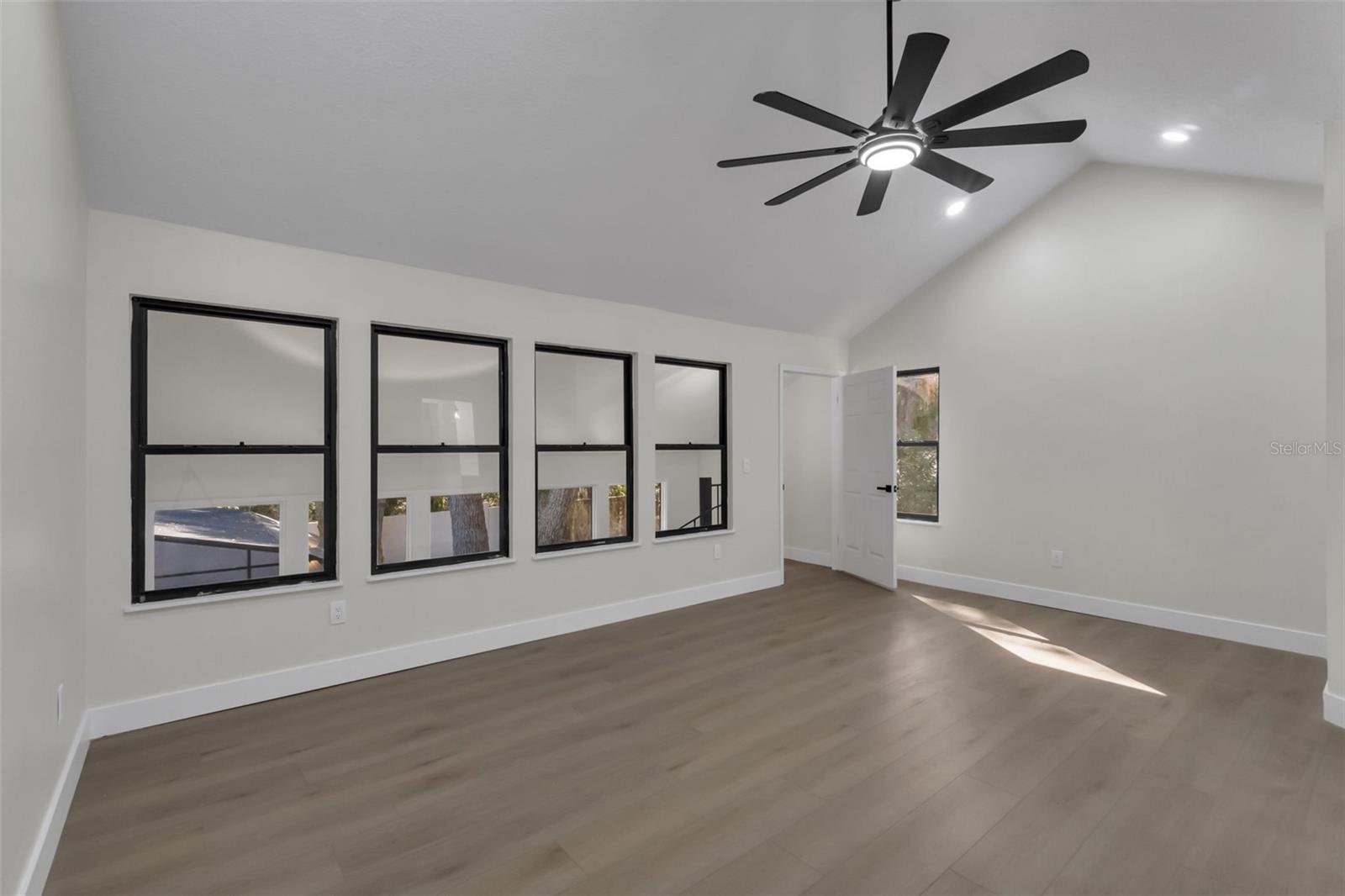 Listing photo id 12 for 1870 King Edward Drive