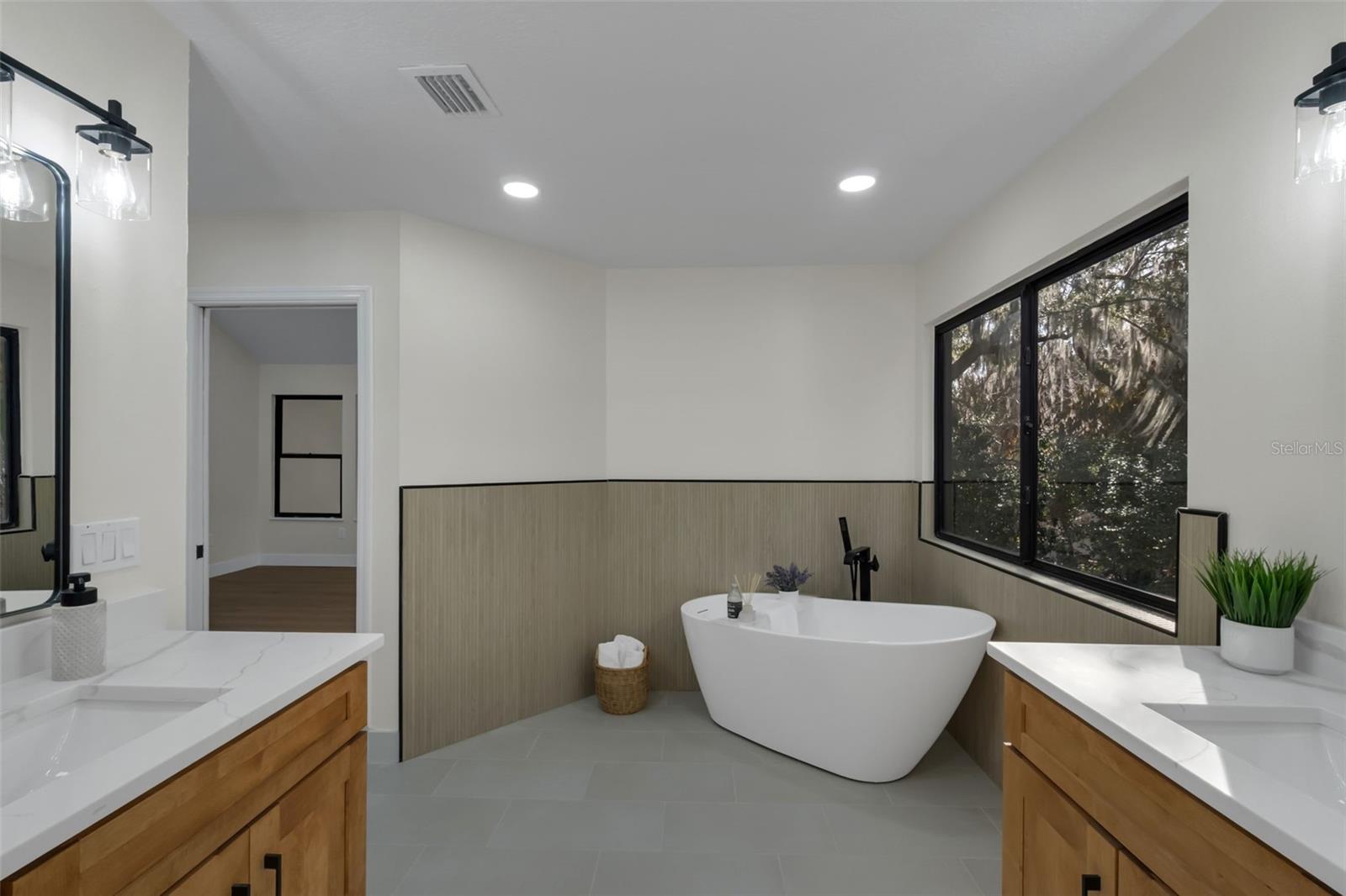 Listing photo id 13 for 1870 King Edward Drive