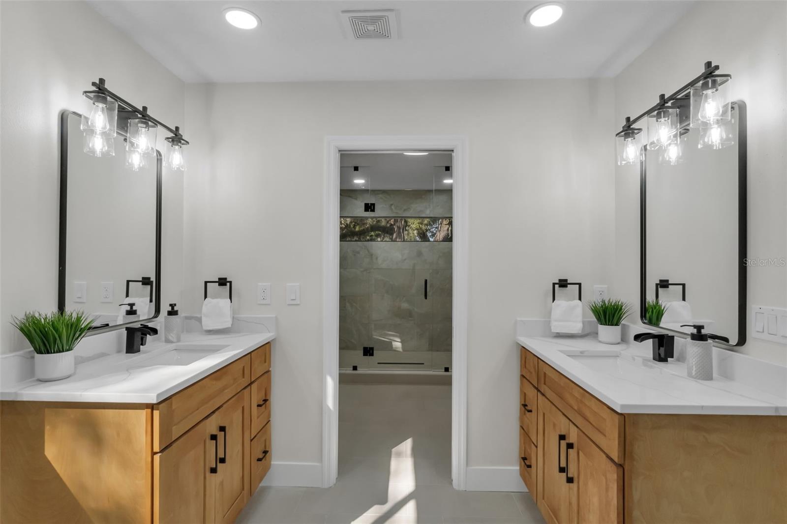 Listing photo id 14 for 1870 King Edward Drive