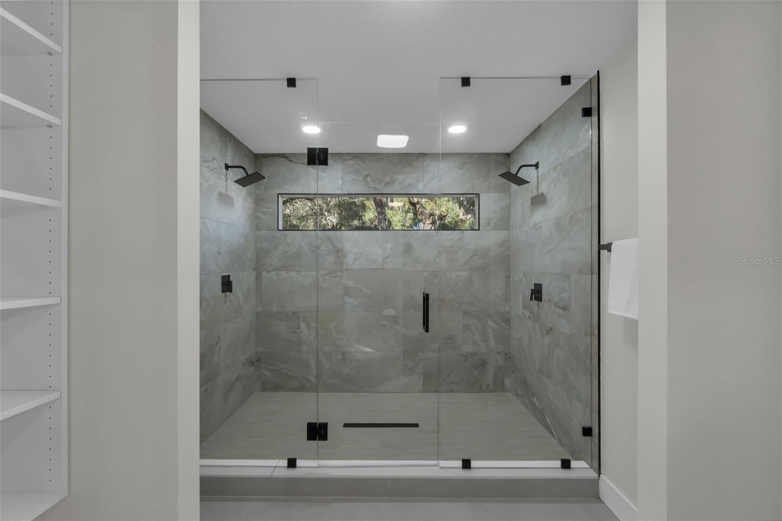 Listing photo id 15 for 1870 King Edward Drive