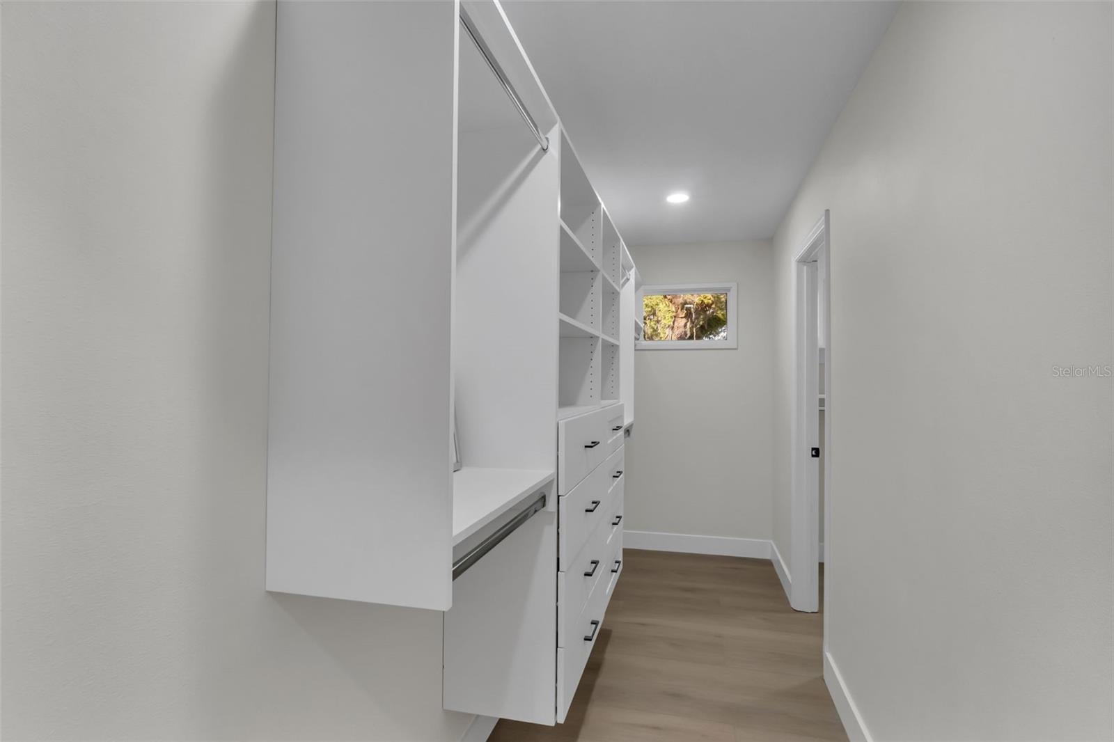 Listing photo id 16 for 1870 King Edward Drive