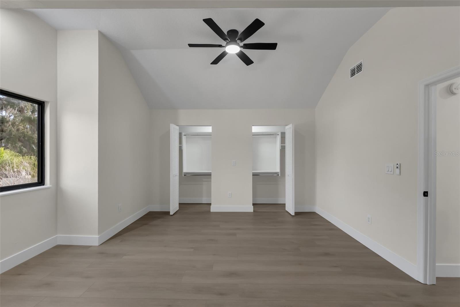 Listing photo id 17 for 1870 King Edward Drive