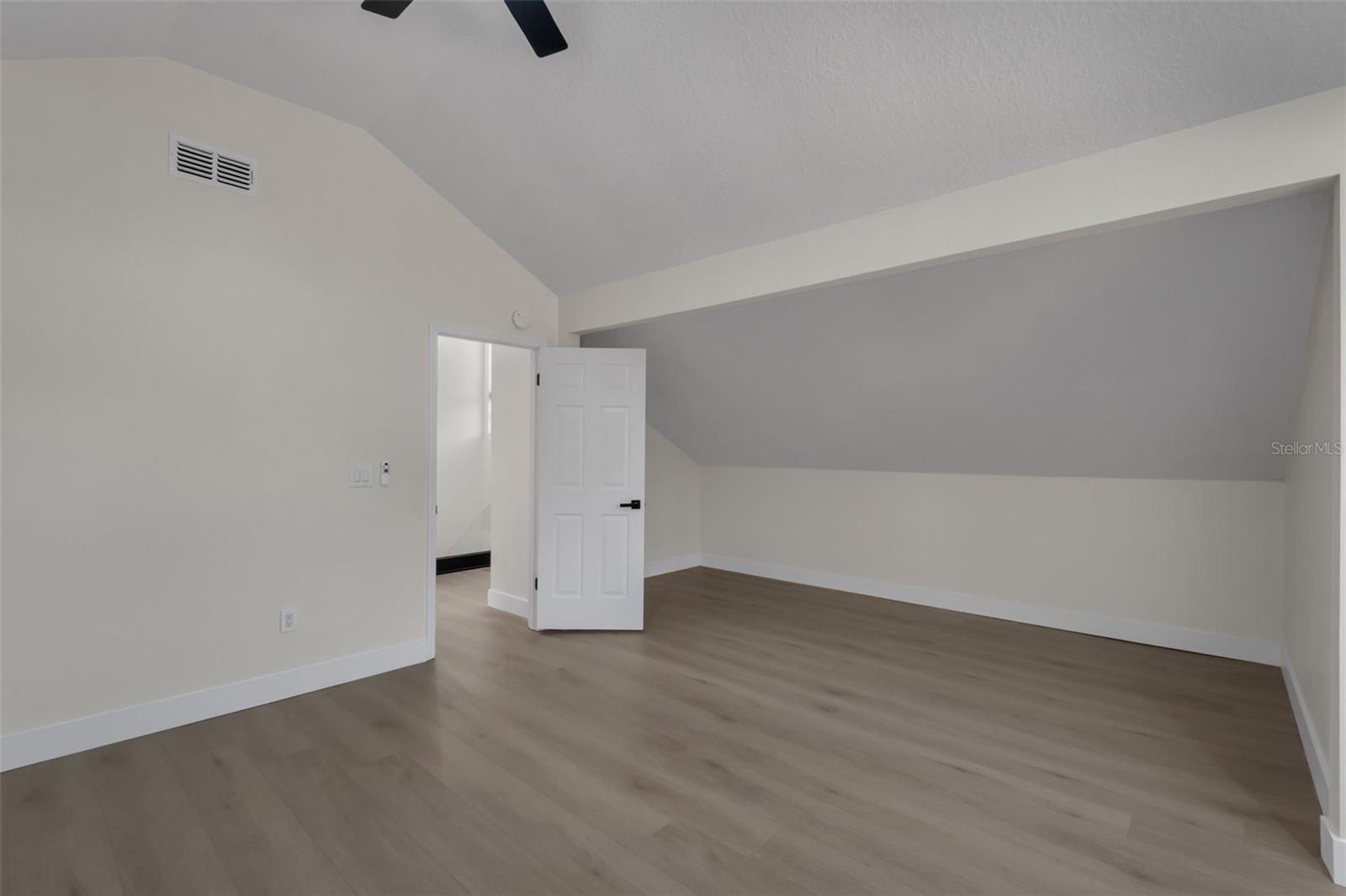 Listing photo id 18 for 1870 King Edward Drive