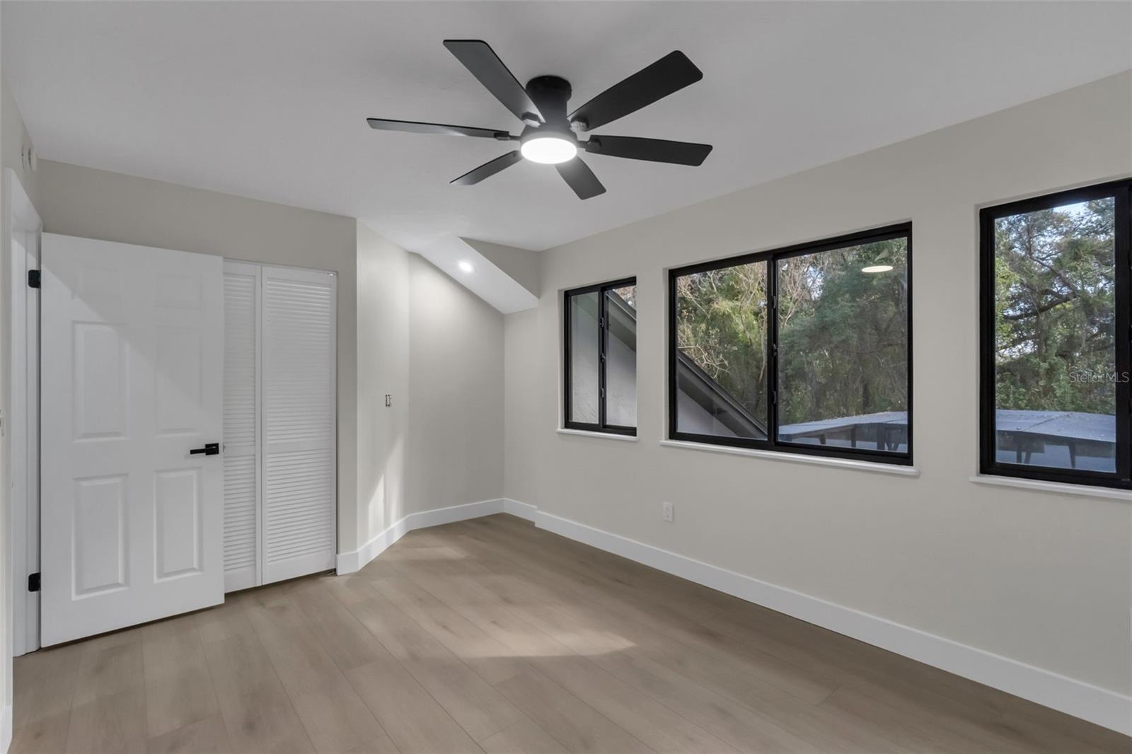 Listing photo id 19 for 1870 King Edward Drive