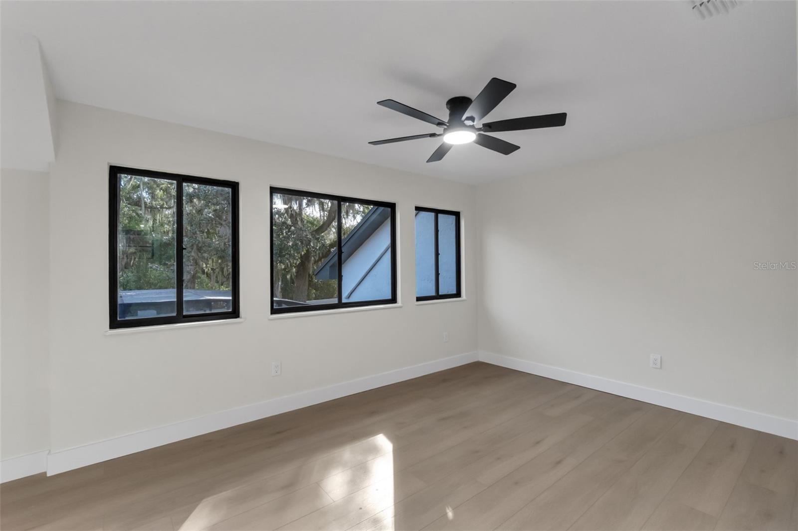 Listing photo id 20 for 1870 King Edward Drive