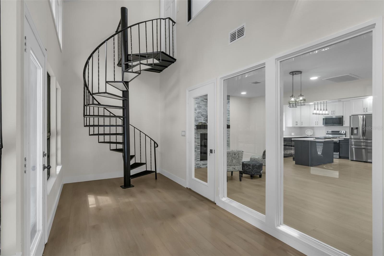 Listing photo id 22 for 1870 King Edward Drive