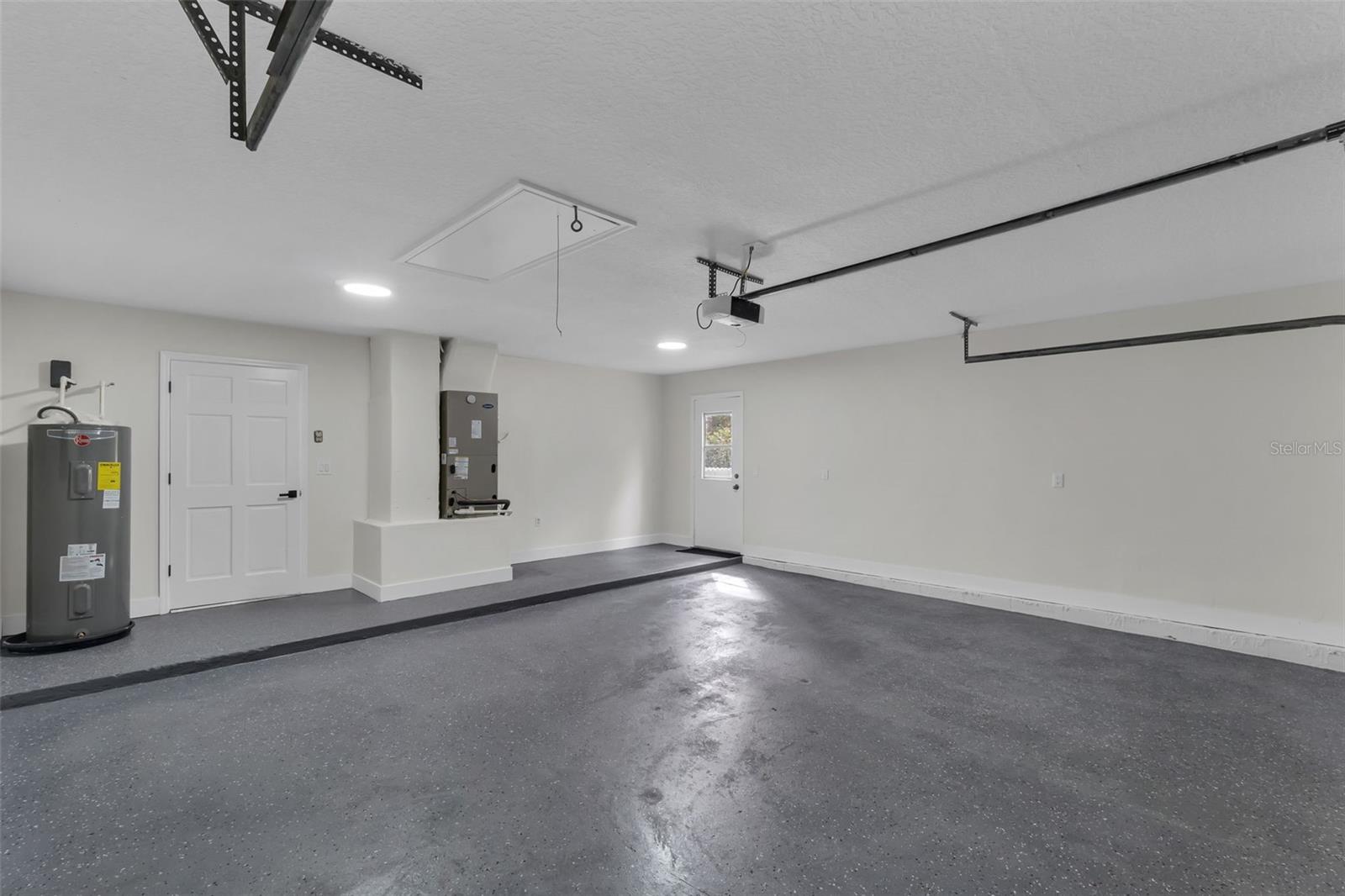 Listing photo id 24 for 1870 King Edward Drive