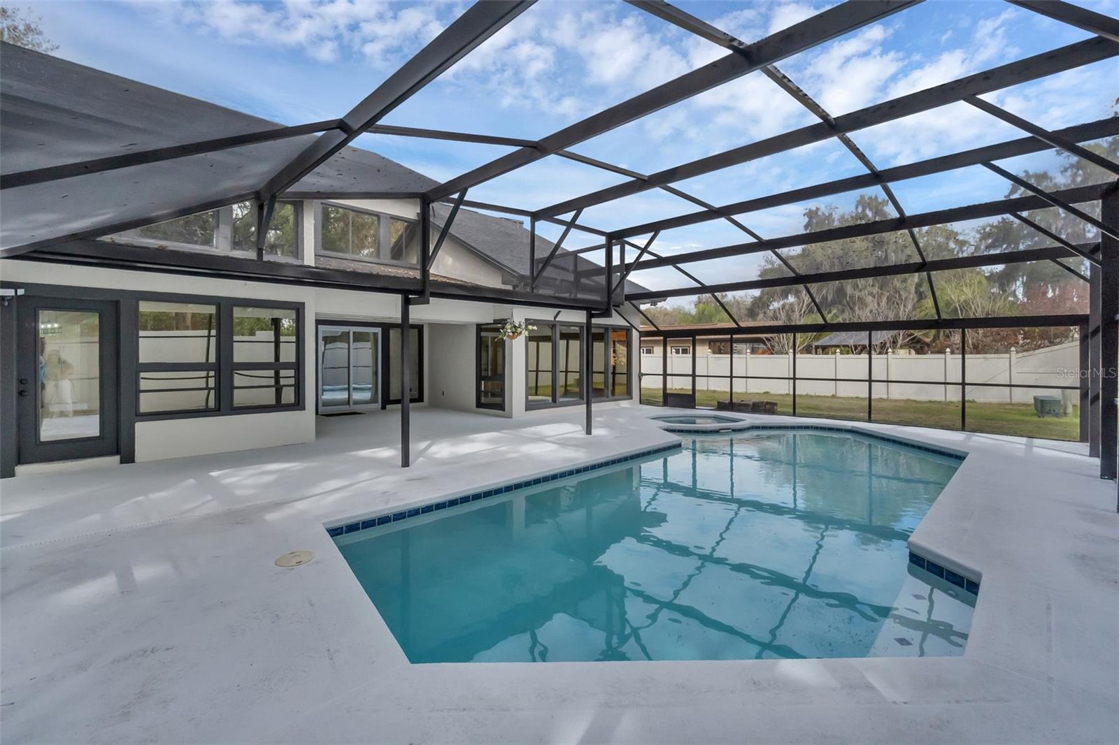 Listing photo id 25 for 1870 King Edward Drive