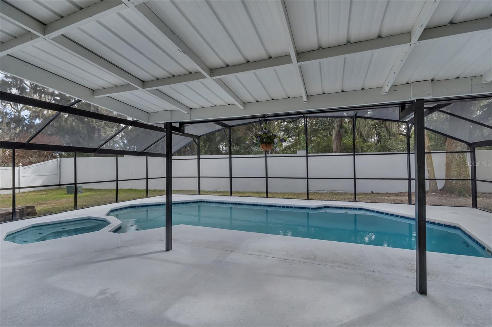 Listing photo id 27 for 1870 King Edward Drive